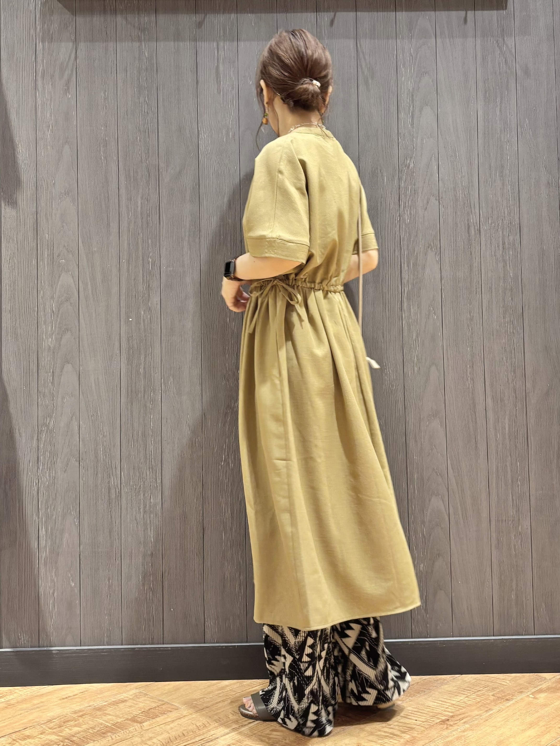 meiさんの「SHOO･LA･RUE｜【洗濯機可/体型カバー】ウエストシャーリングで女性らしく 麻調スキッパーサイドリボンワンピース」を使ったコーディネート