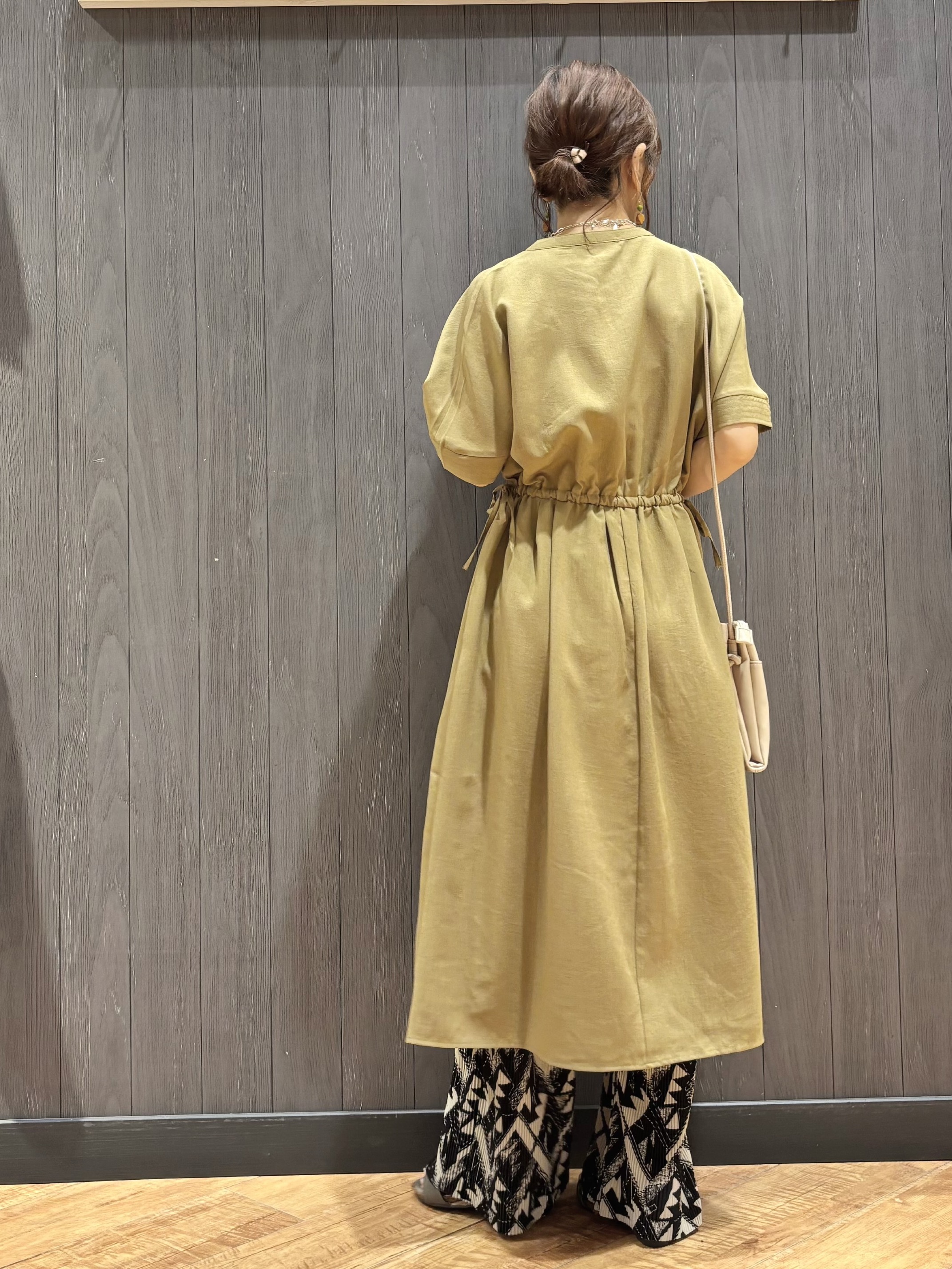 meiさんの「SHOO･LA･RUE｜【洗濯機可/体型カバー】ウエストシャーリングで女性らしく 麻調スキッパーサイドリボンワンピース」を使ったコーディネート