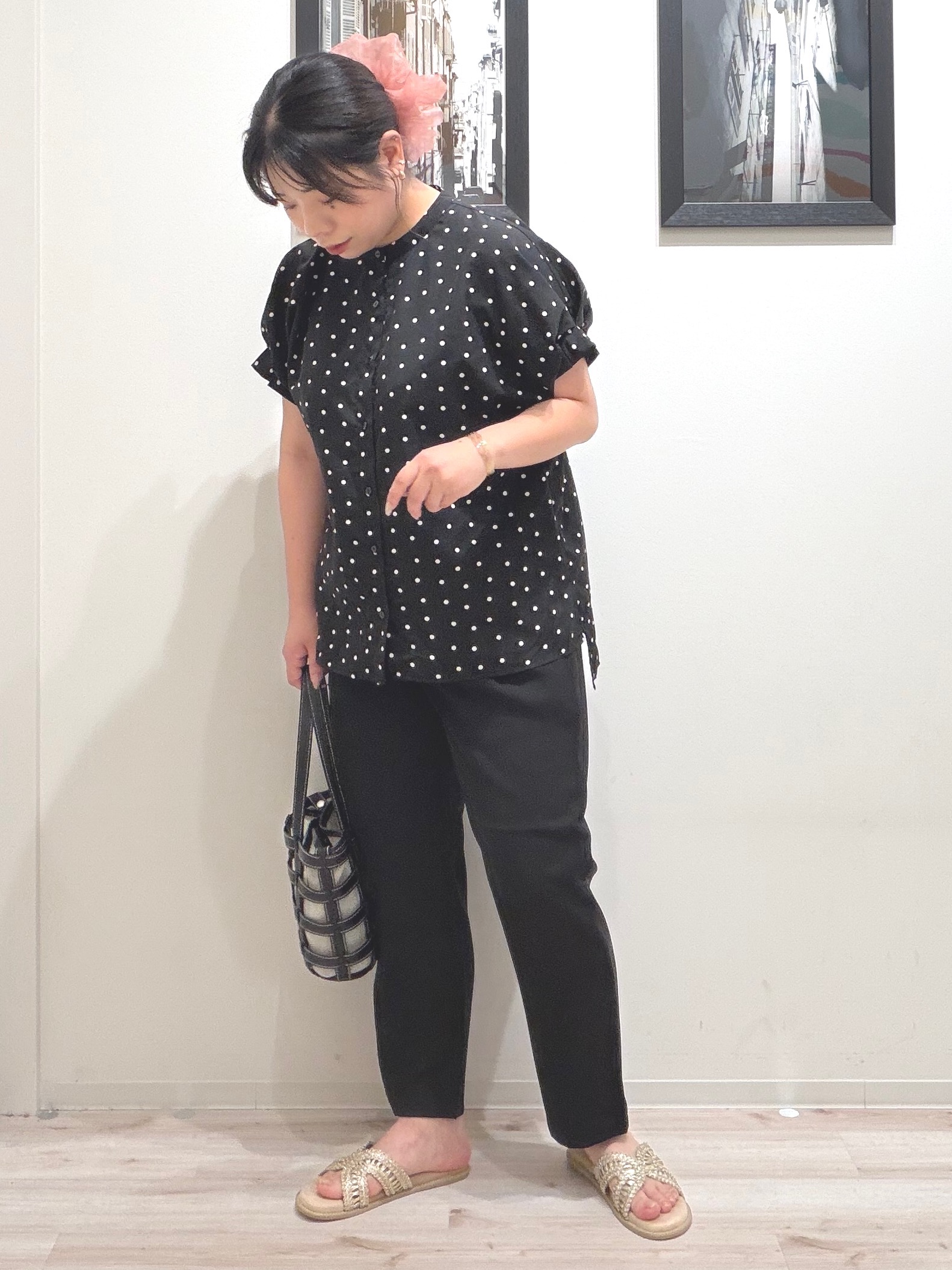 まちゃんなちゃんさんの「SHOO･LA･RUE｜【洗濯機可／洗濯後しわになりにくい】大人の甘さをプラスする ドット柄袖タックブラウス」を使ったコーディネート