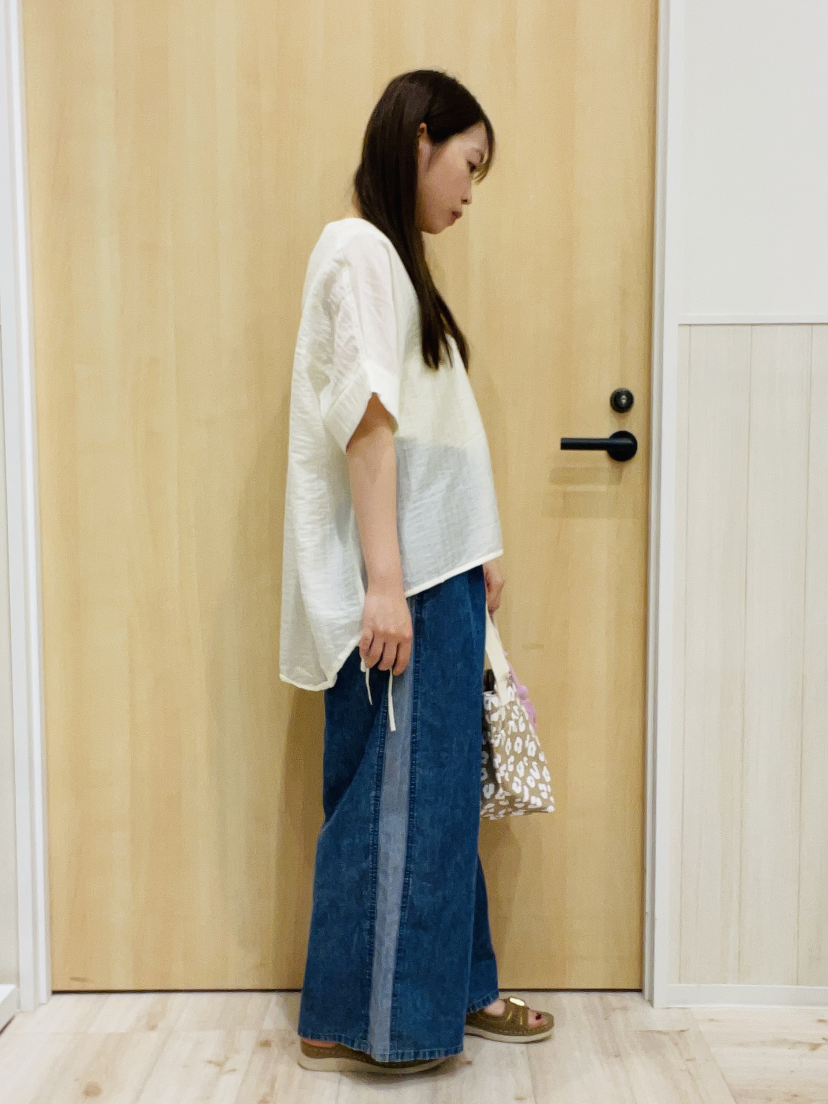 minamiさんの「SHOO･LA･RUE｜【高レビュー/体型カバー】インせず着られる スキッパー裾リボンブラウス」を使ったコーディネート