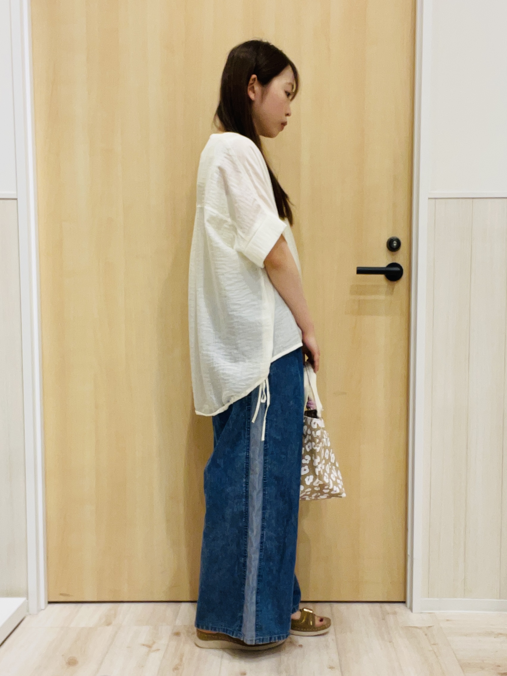 minamiさんの「SHOO･LA･RUE｜【高レビュー/体型カバー】インせず着られる スキッパー裾リボンブラウス」を使ったコーディネート