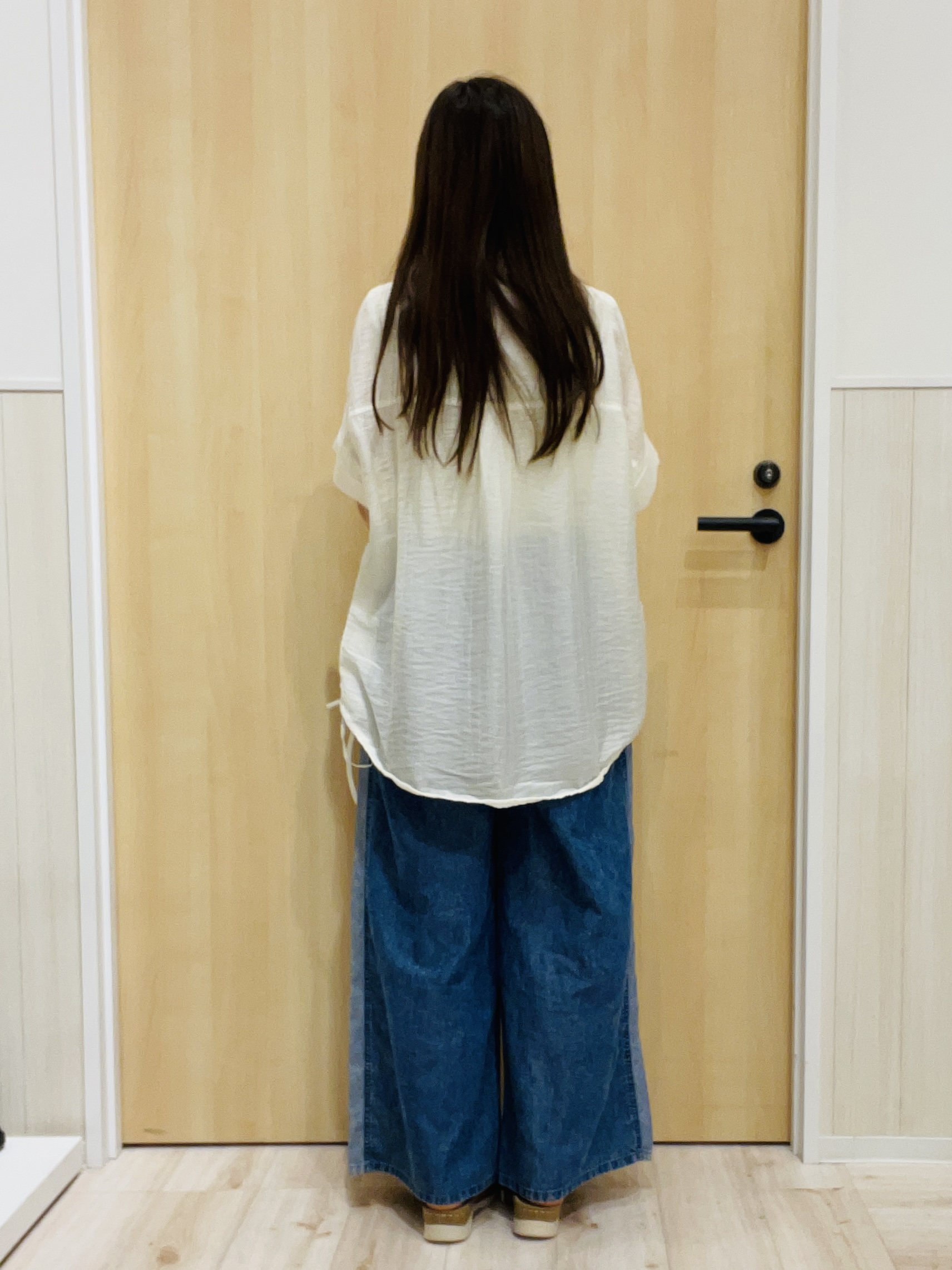 minamiさんの「SHOO･LA･RUE｜【高レビュー/体型カバー】インせず着られる スキッパー裾リボンブラウス」を使ったコーディネート