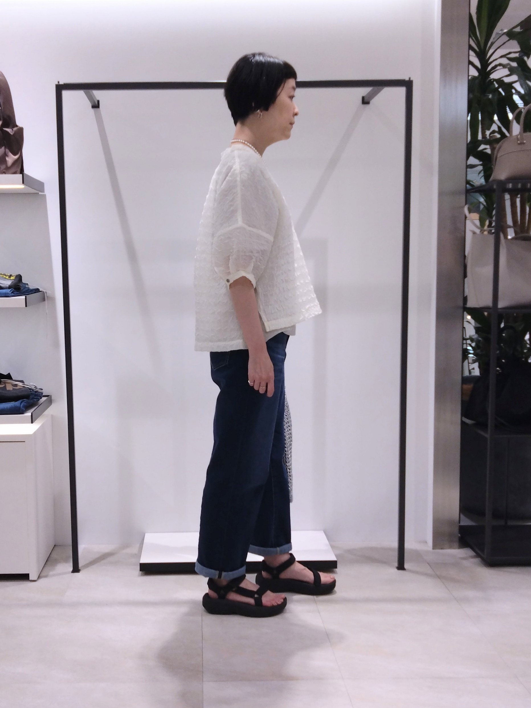 まちこさんの「UNTITLED｜【洗える】シアーVネックブラウス」を使ったコーディネート