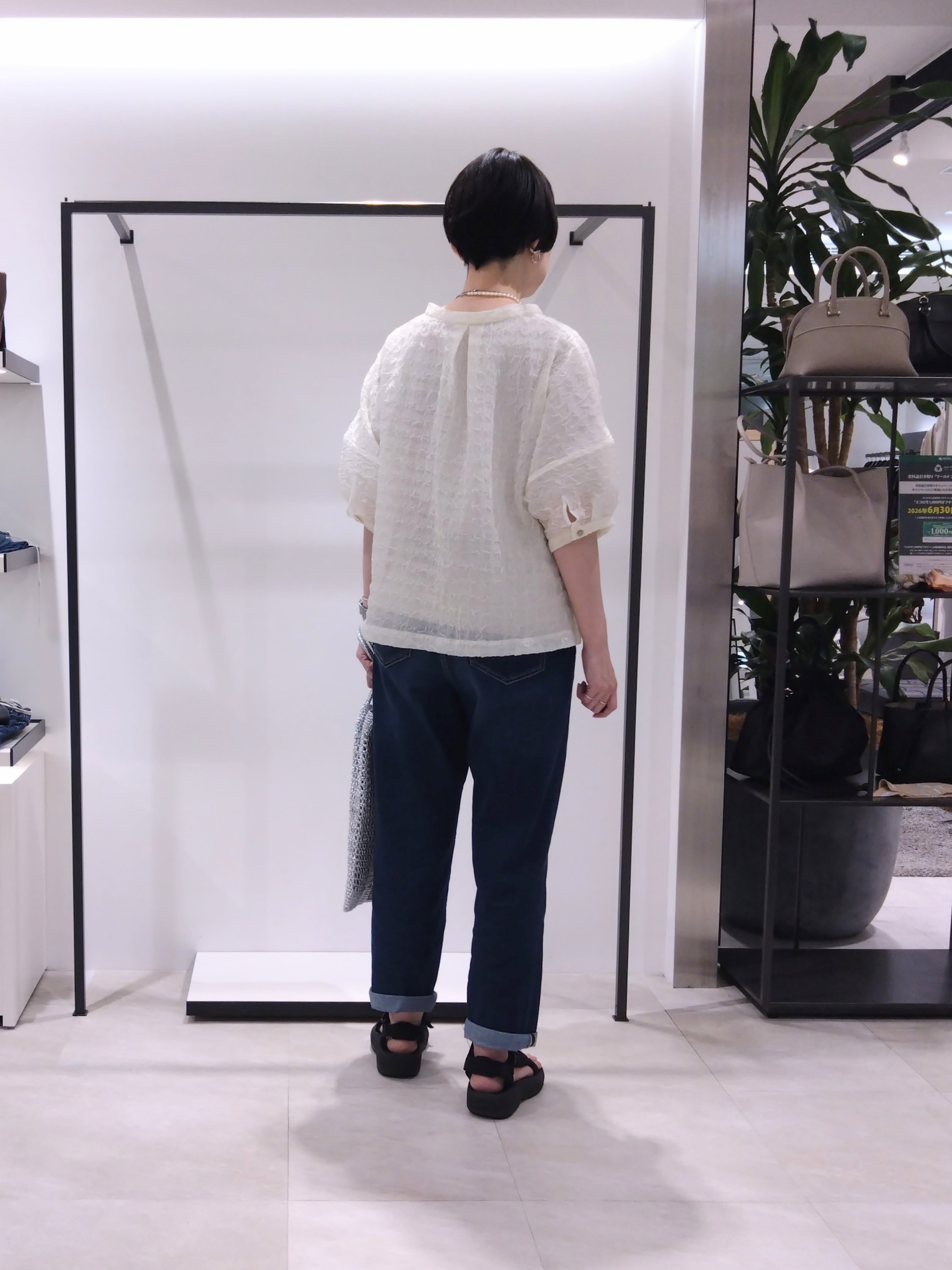まちこさんの「UNTITLED｜【洗える】シアーVネックブラウス」を使ったコーディネート