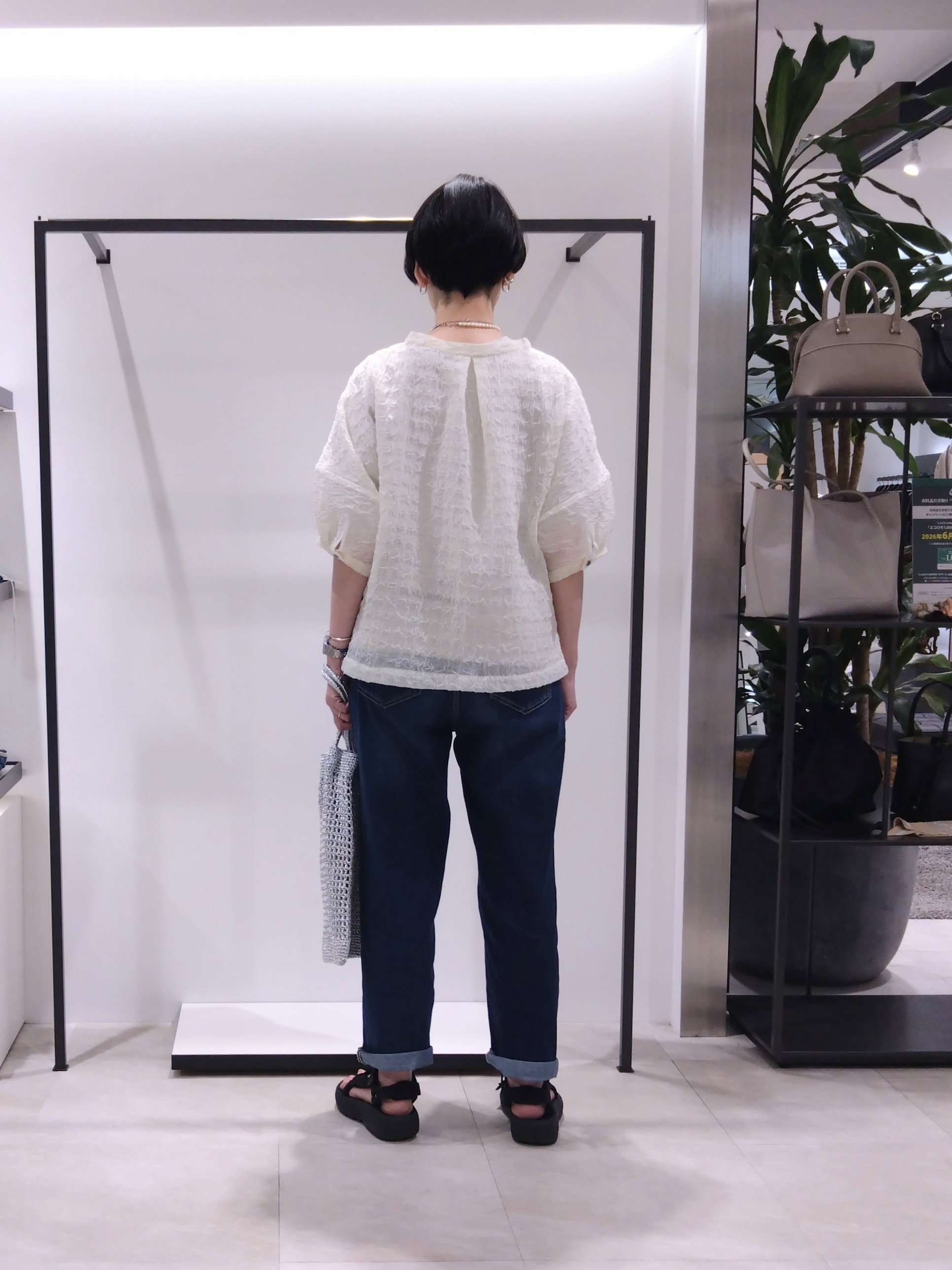 まちこさんの「UNTITLED｜【洗える】シアーVネックブラウス」を使ったコーディネート