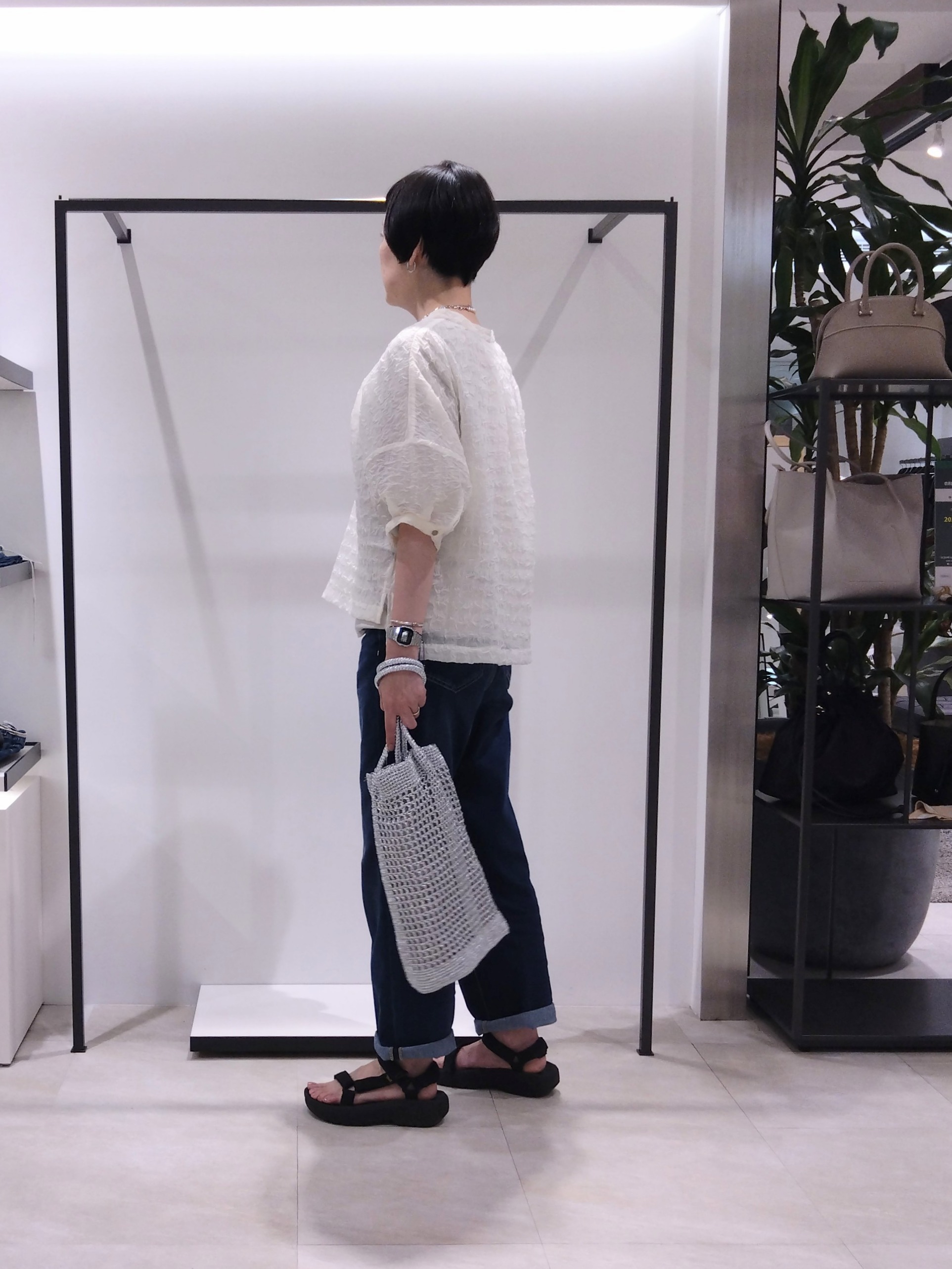 まちこさんの「UNTITLED｜【洗える】シアーVネックブラウス」を使ったコーディネート