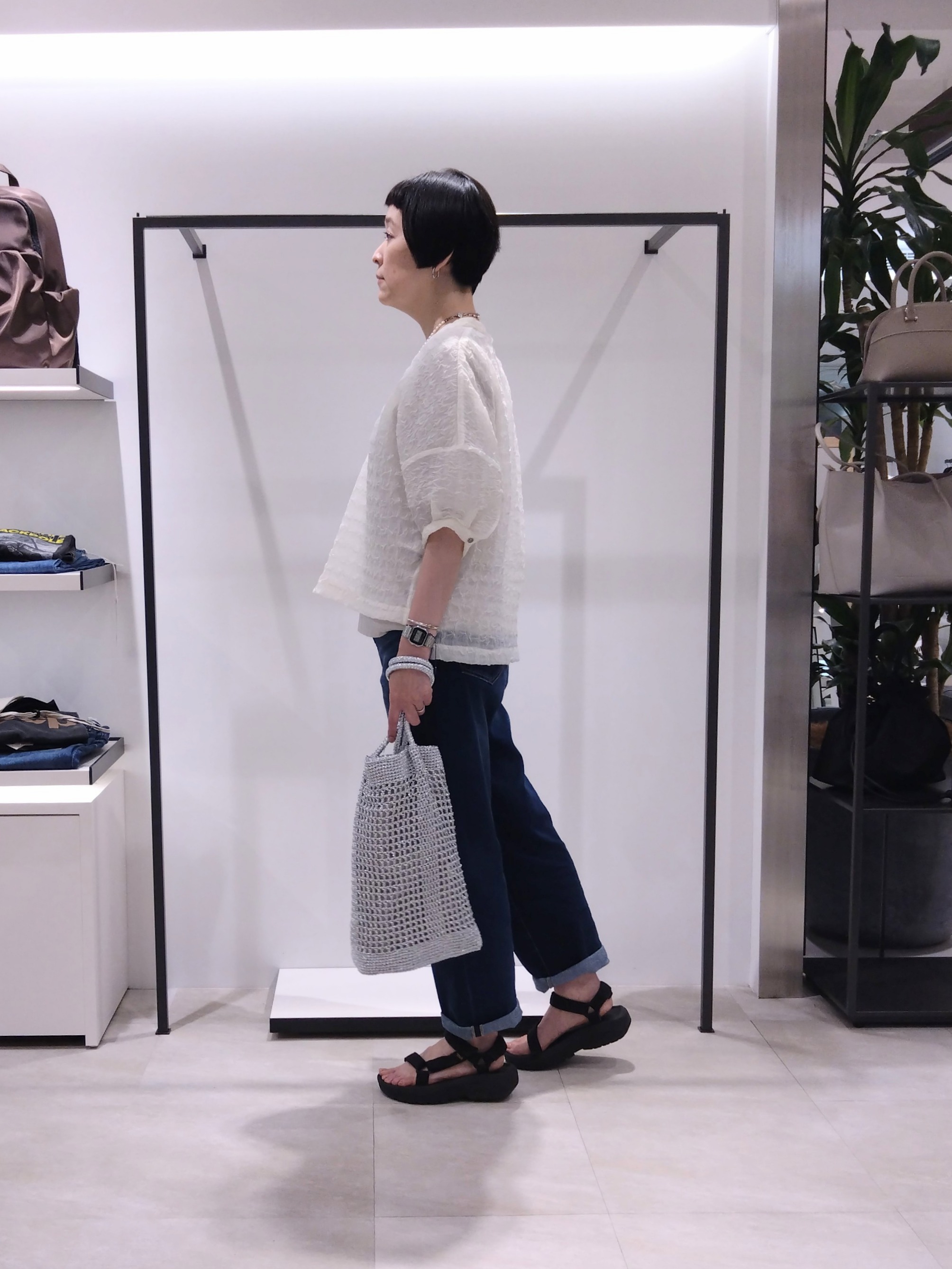まちこさんの「UNTITLED｜【洗える】シアーVネックブラウス」を使ったコーディネート