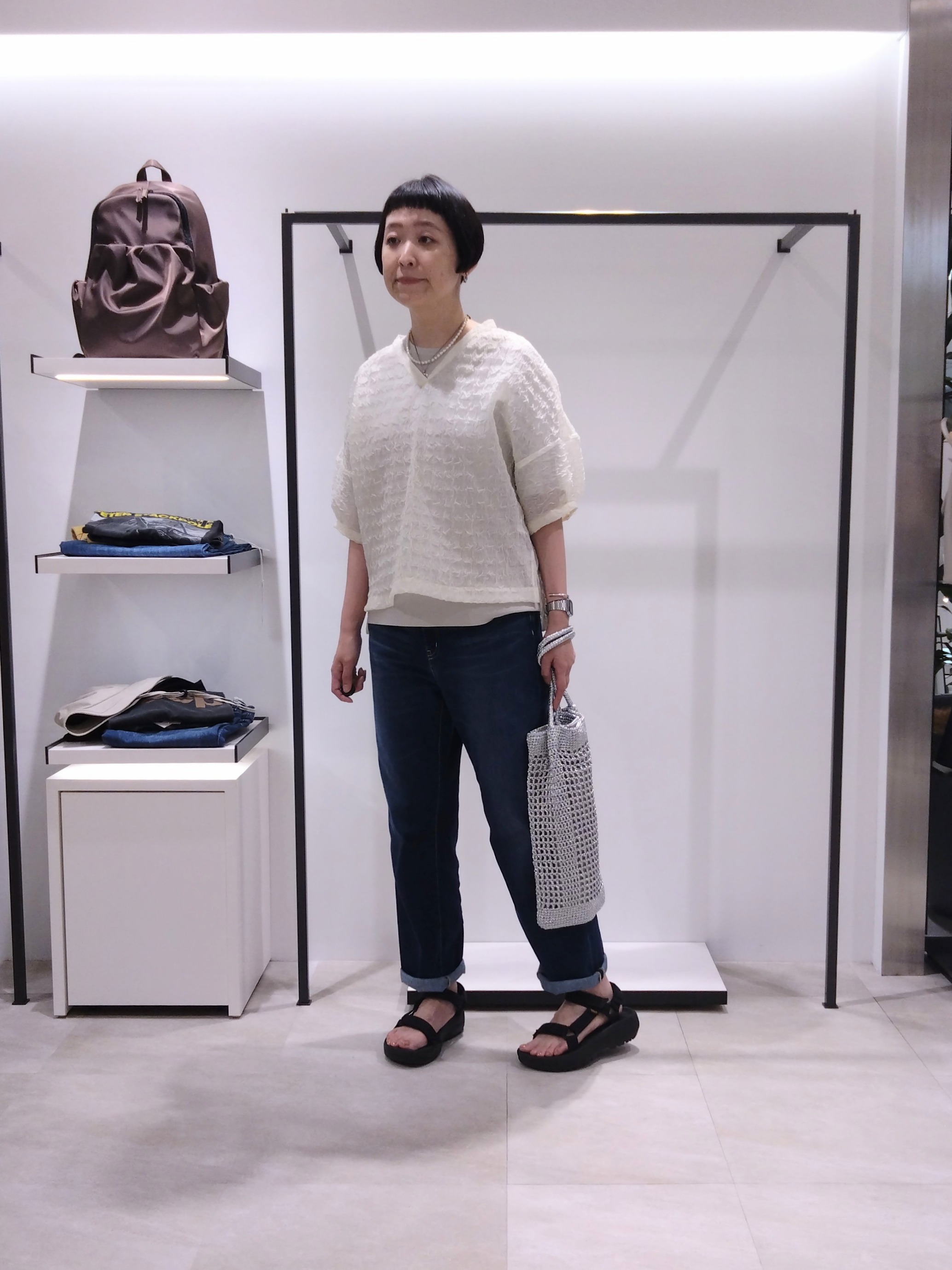 まちこさんの「UNTITLED｜【洗える】シアーVネックブラウス」を使ったコーディネート