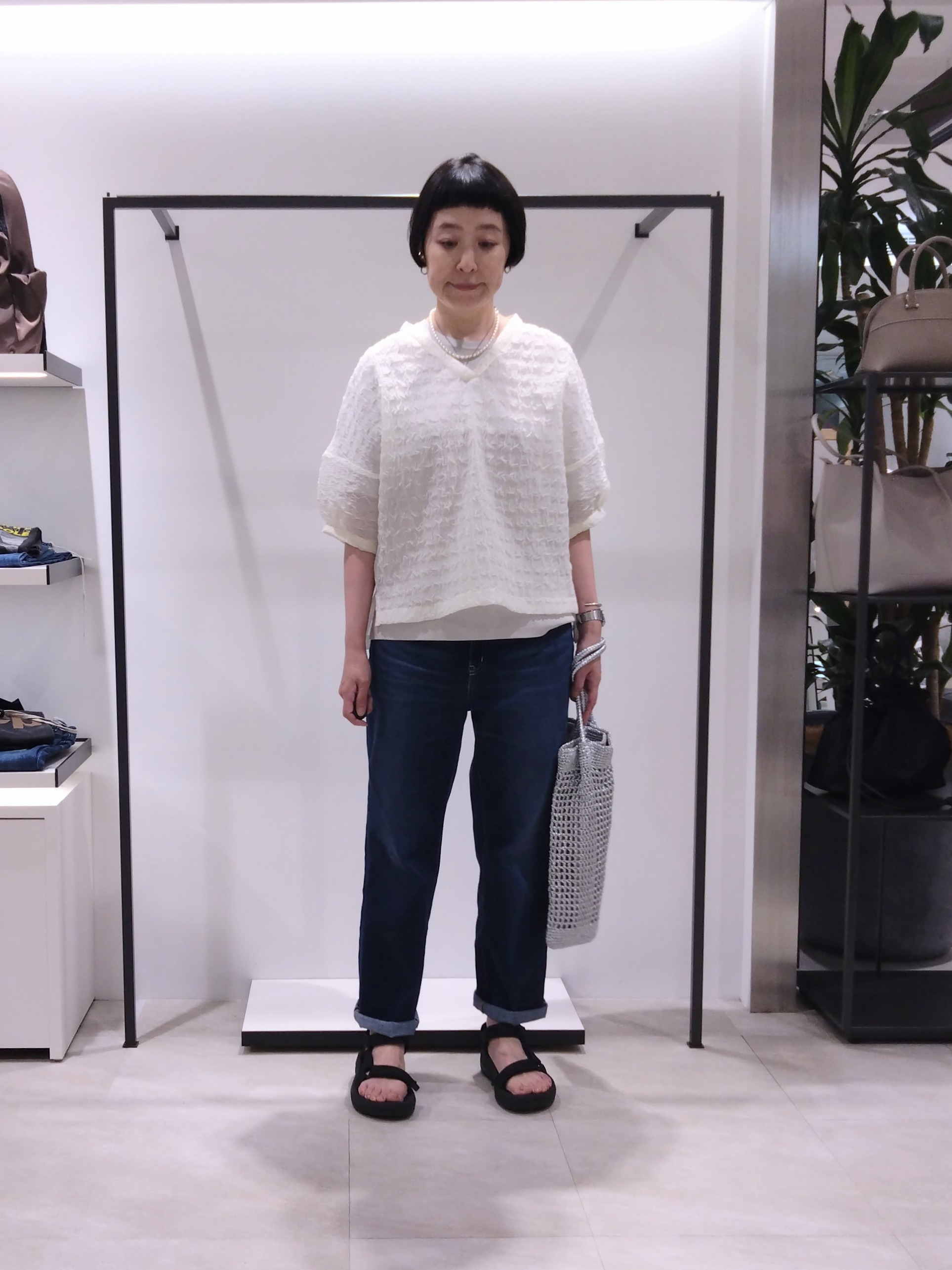 まちこさんの「UNTITLED｜【洗える】シアーVネックブラウス」を使ったコーディネート