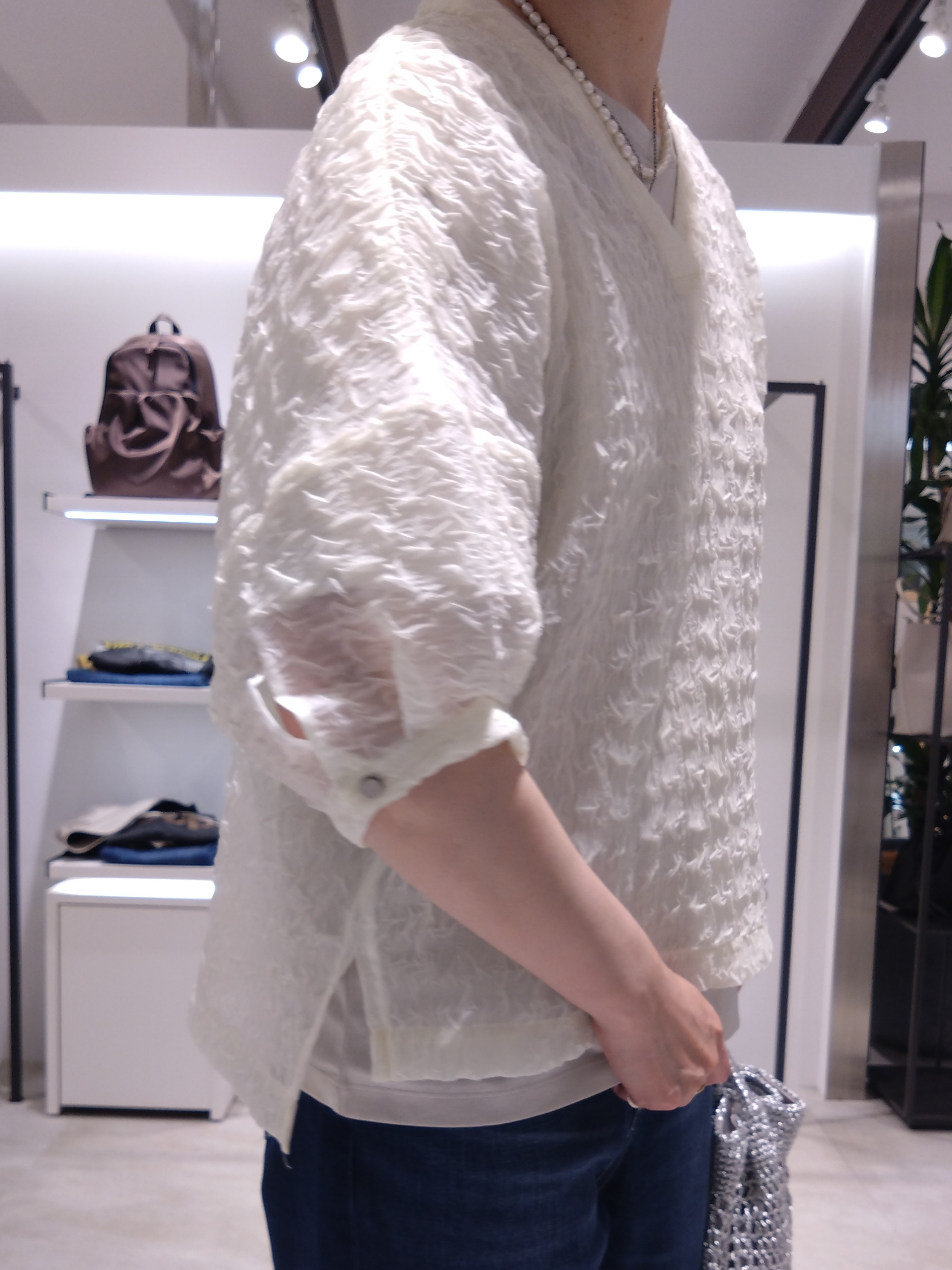 まちこさんの「UNTITLED｜【洗える】シアーVネックブラウス」を使ったコーディネート