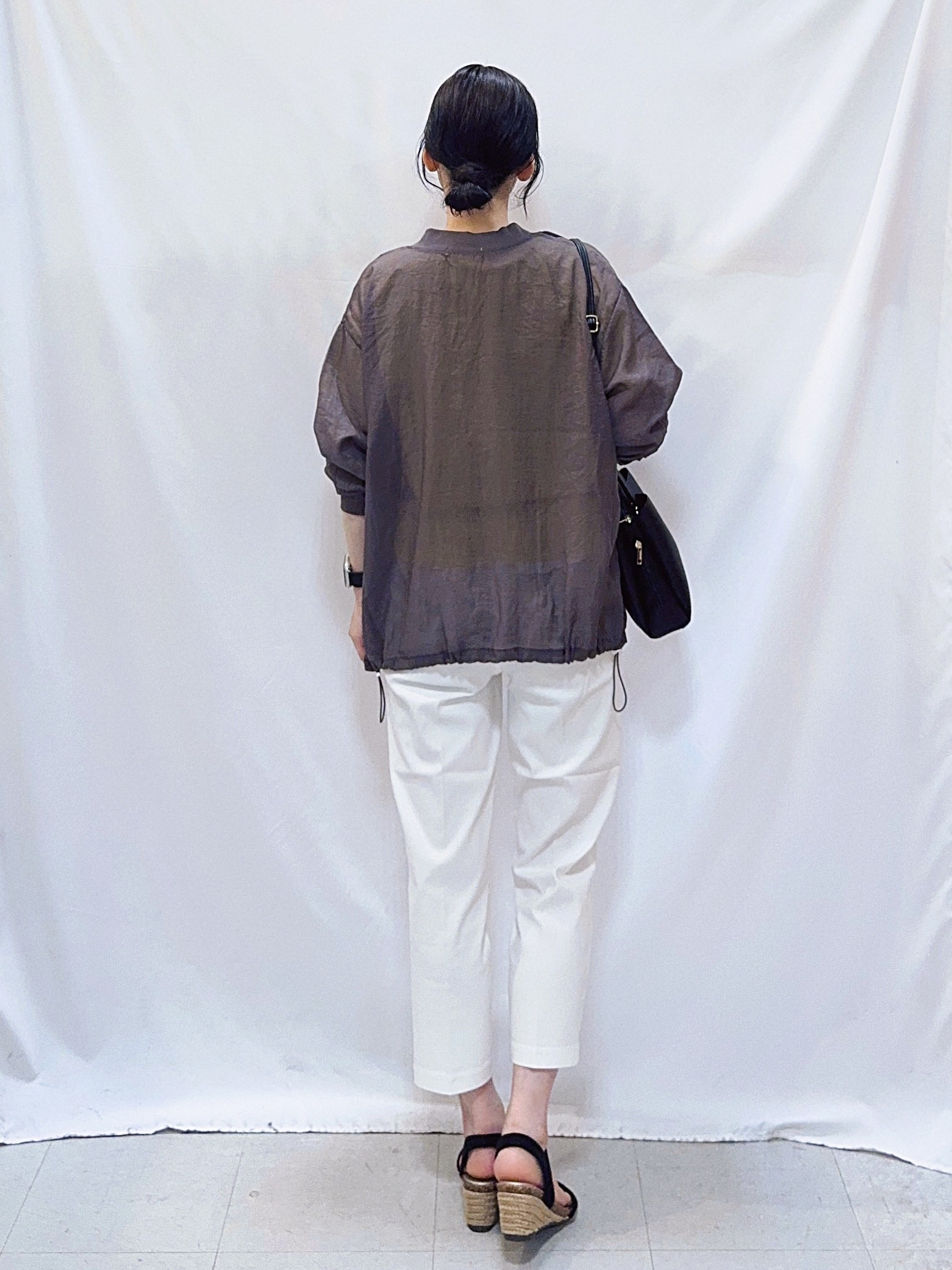 𝐇𝐢𝐫𝐨𝐦𝐢さんの「SHOO･LA･RUE｜【S-LL/洗濯機可】夏に使える 程よい透け感のシアーブルゾン」を使ったコーディネート