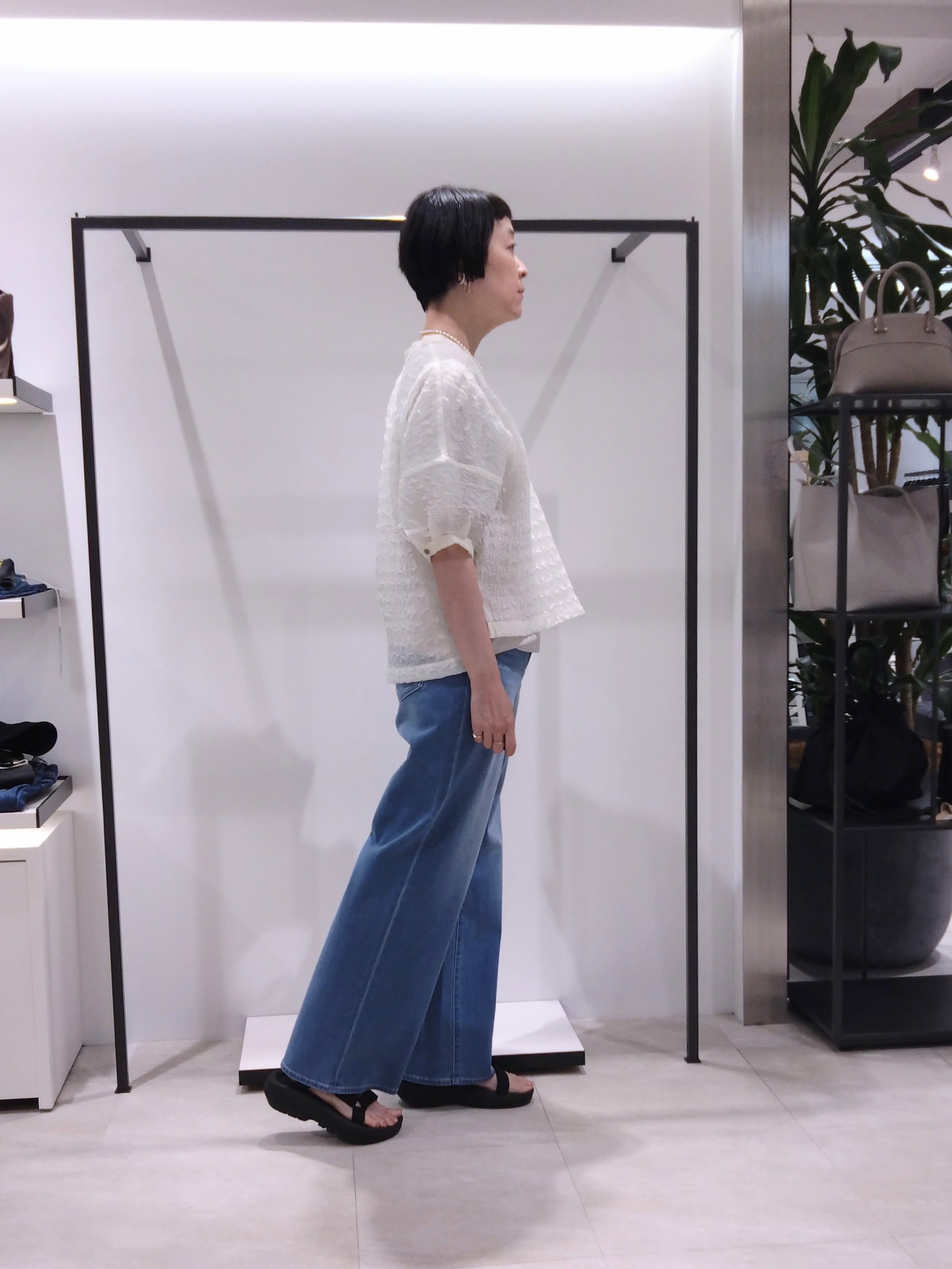 まちこさんの「UNTITLED｜【洗える】シアーVネックブラウス」を使ったコーディネート