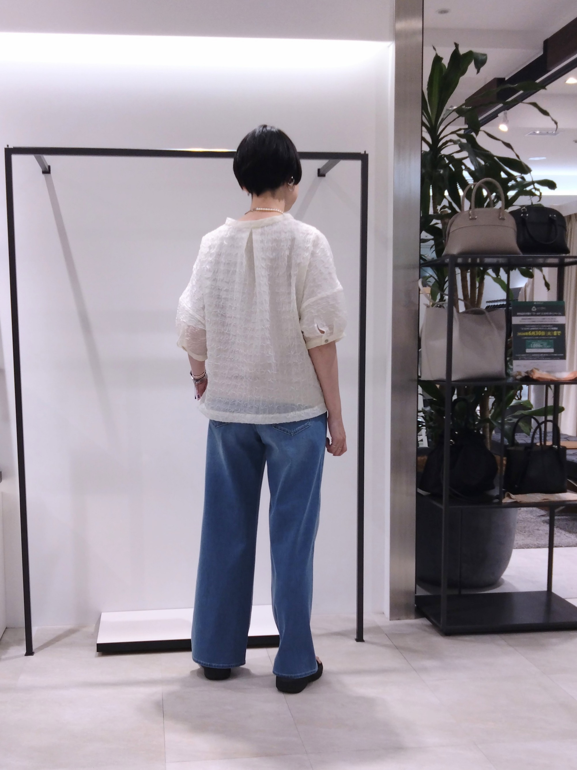 まちこさんの「UNTITLED｜【洗える】シアーVネックブラウス」を使ったコーディネート