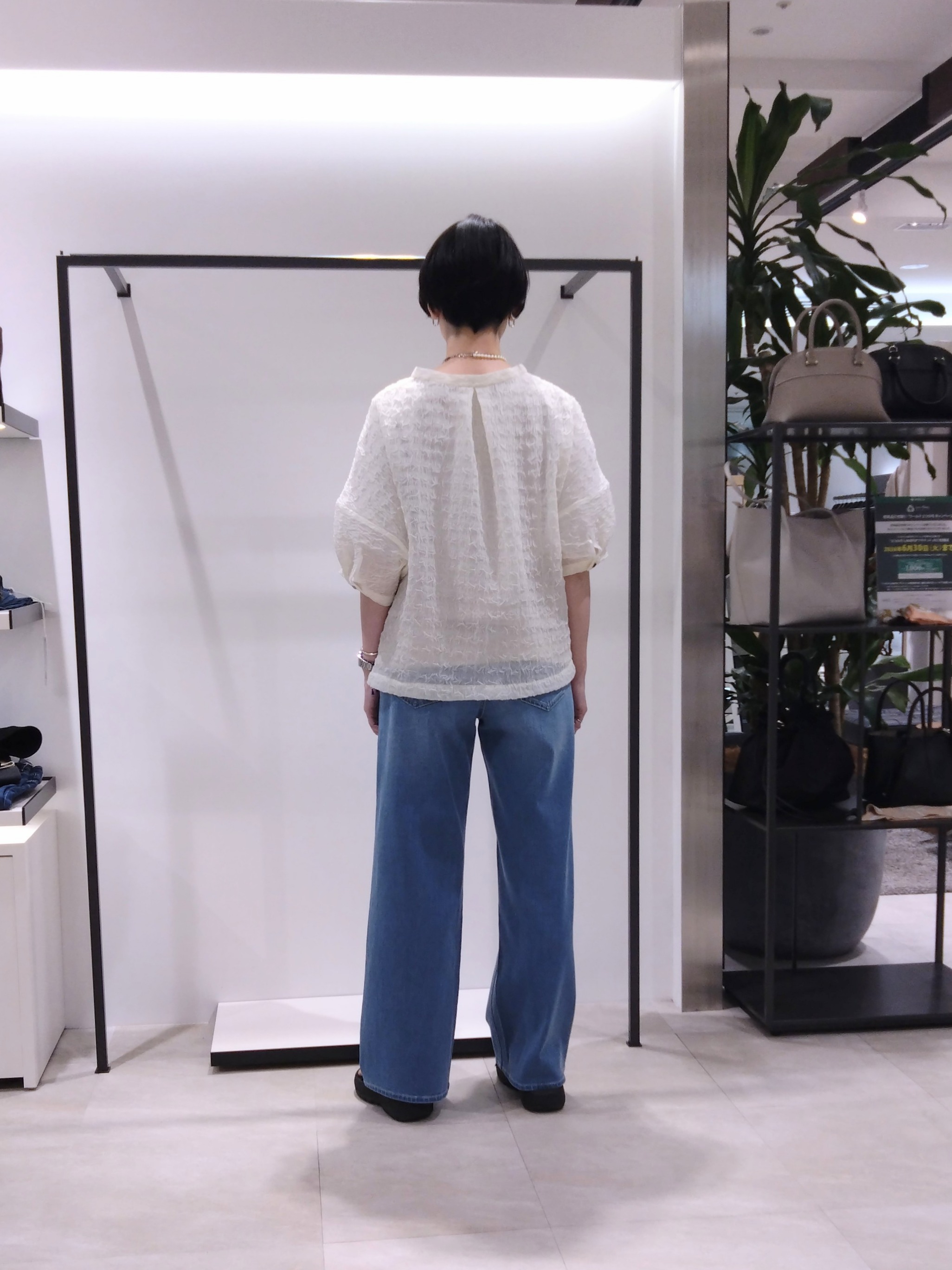 まちこさんの「UNTITLED｜【洗える】シアーVネックブラウス」を使ったコーディネート