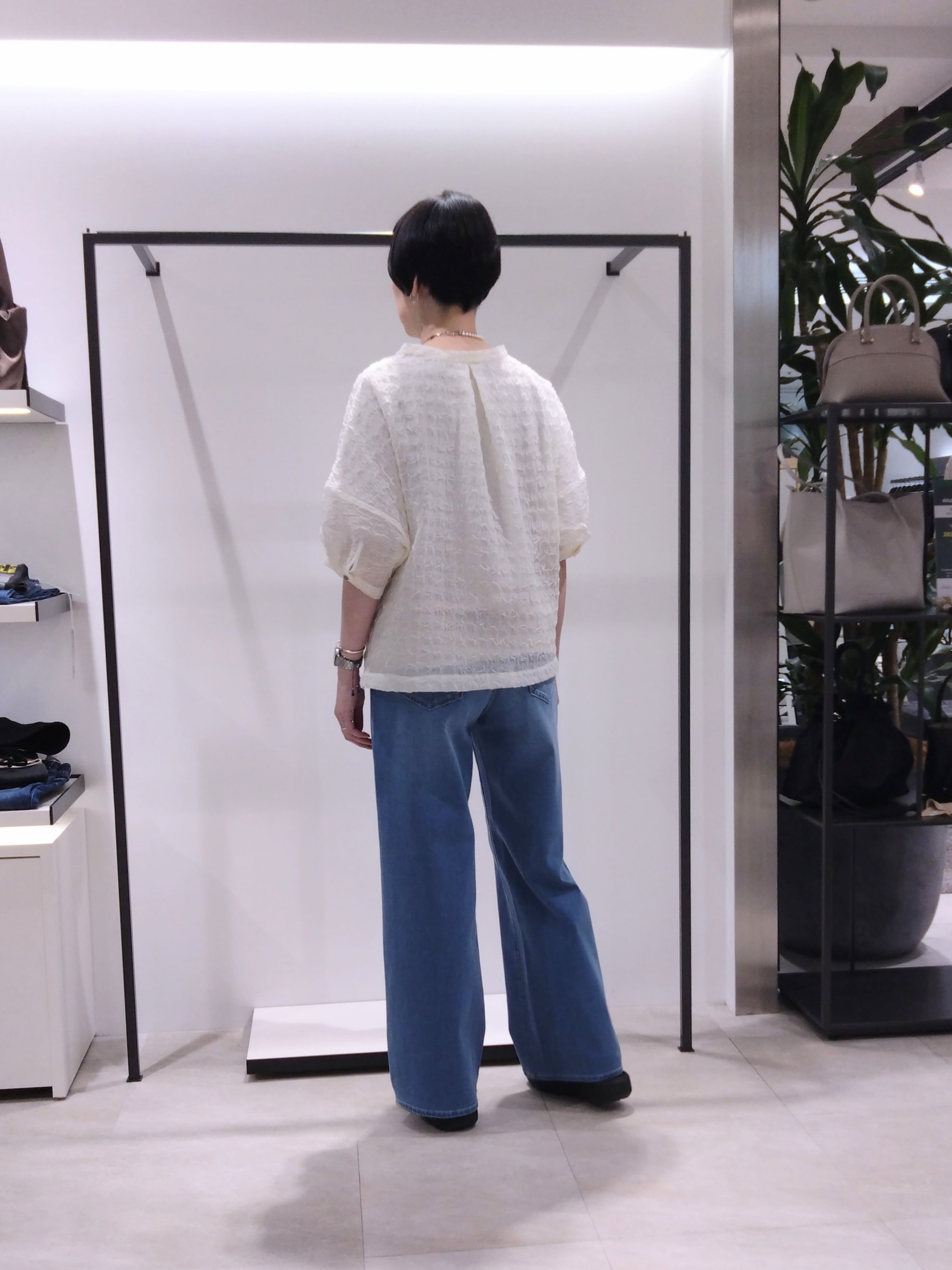 まちこさんの「UNTITLED｜【洗える】シアーVネックブラウス」を使ったコーディネート