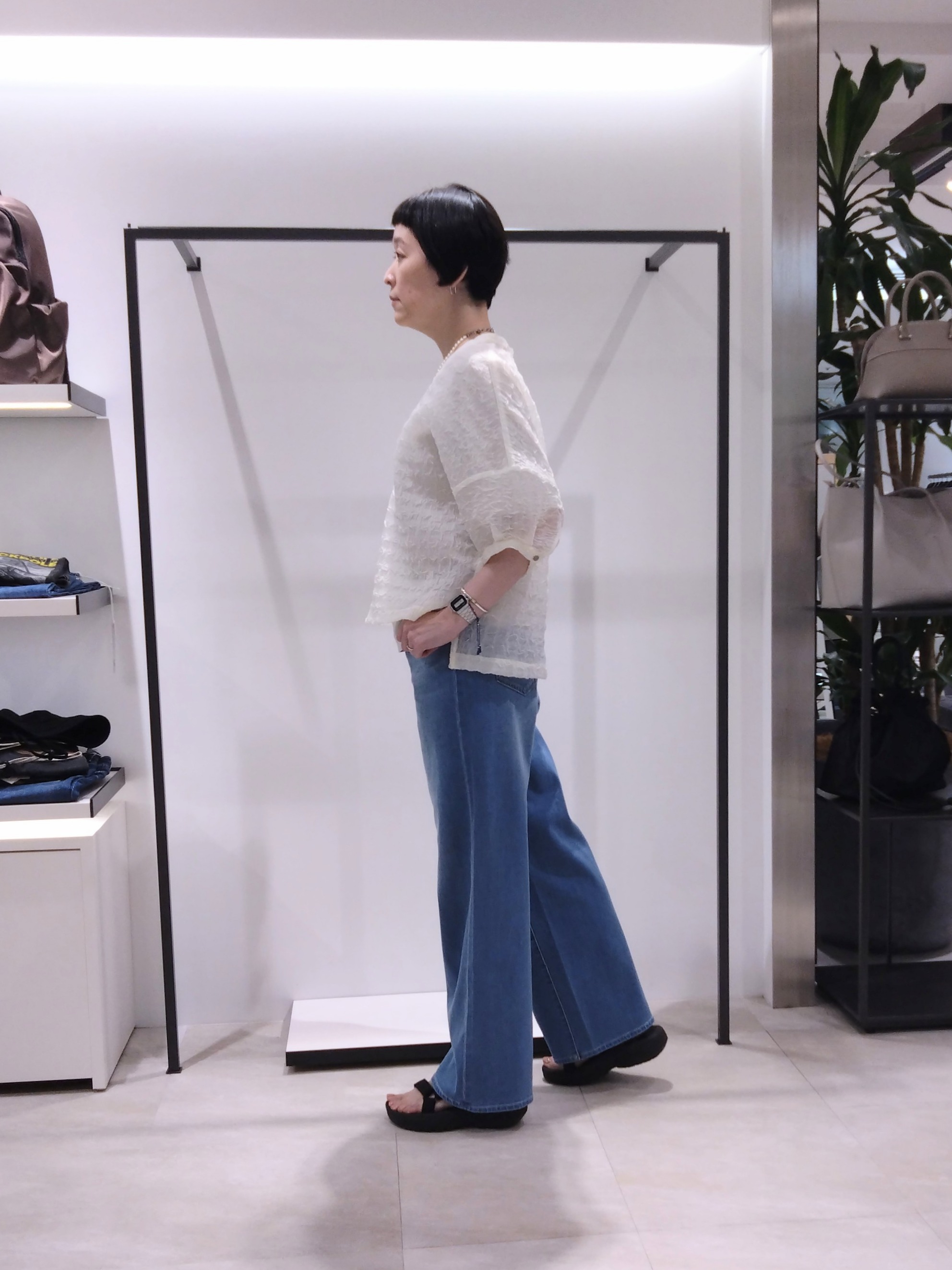 まちこさんの「UNTITLED｜【洗える】シアーVネックブラウス」を使ったコーディネート