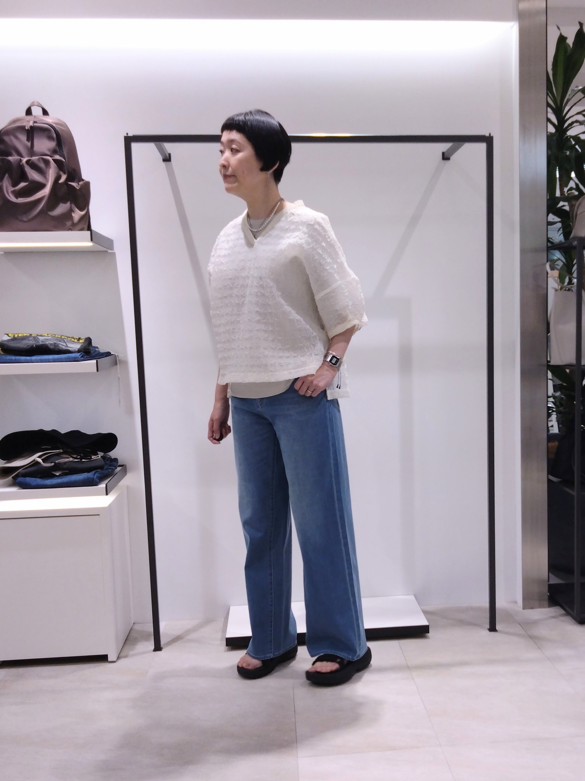 まちこさんの「UNTITLED｜【洗える】シアーVネックブラウス」を使ったコーディネート