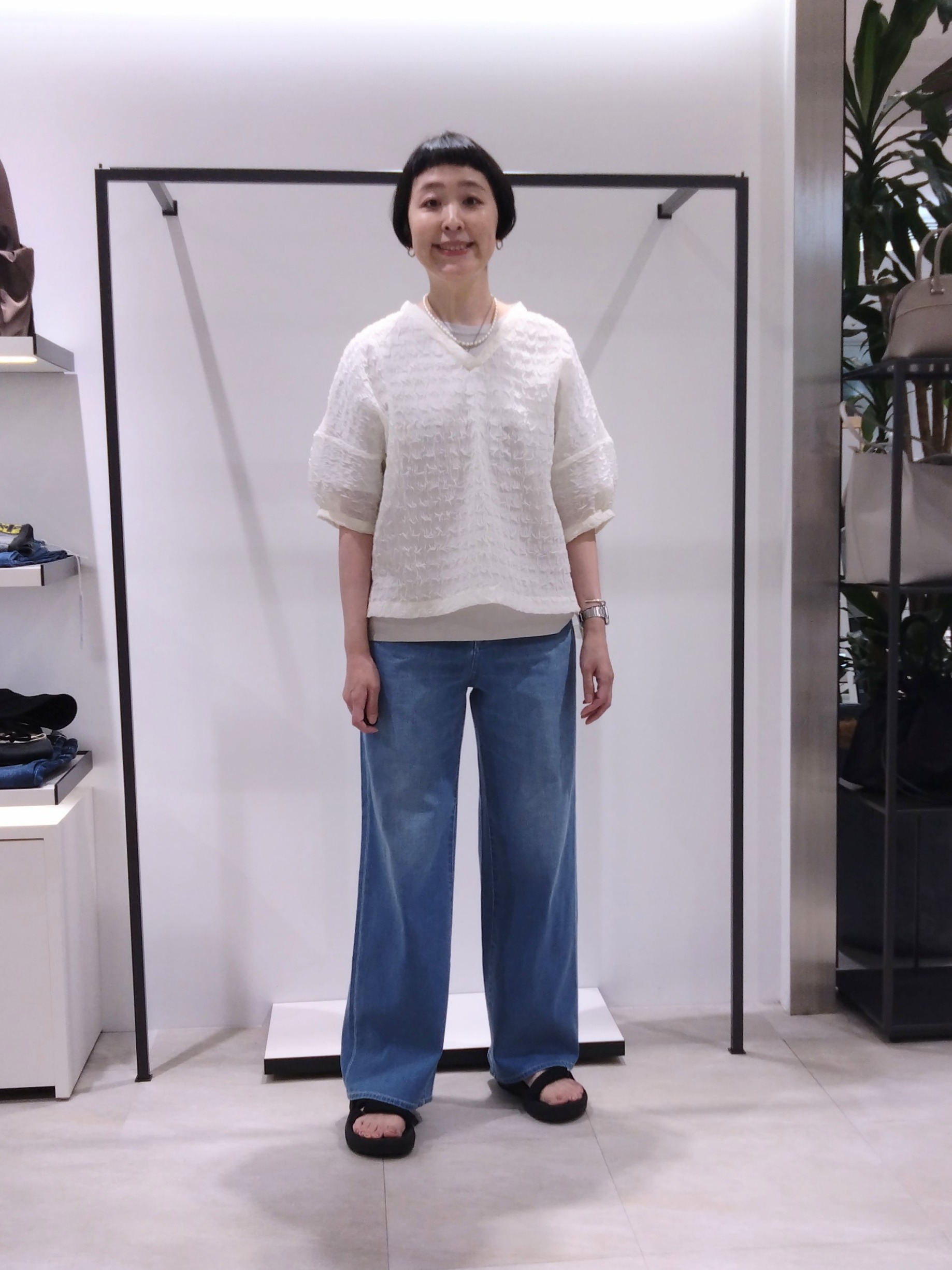 まちこさんの「UNTITLED｜【洗える】シアーVネックブラウス」を使ったコーディネート
