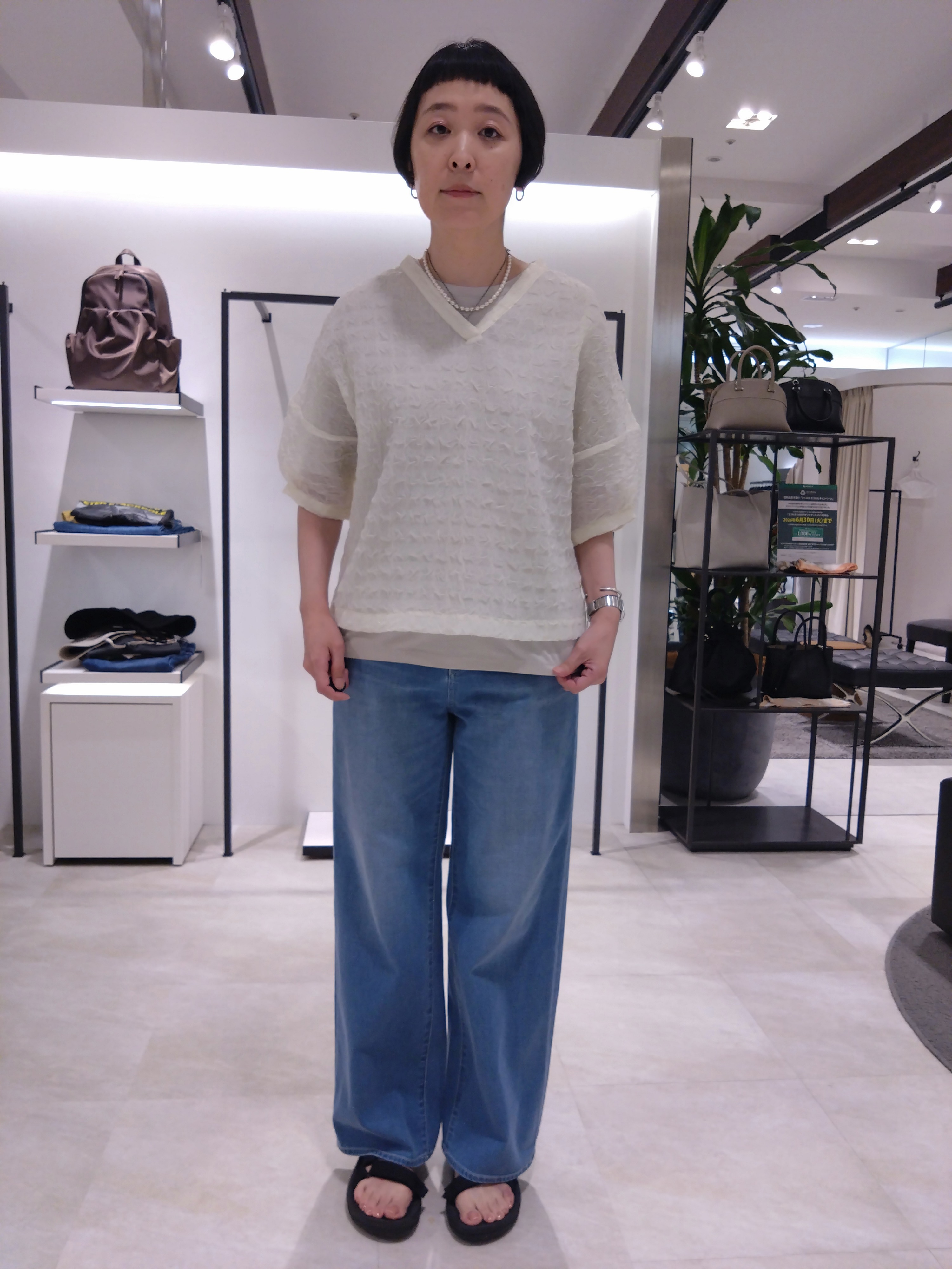 まちこさんの「UNTITLED｜【洗える】シアーVネックブラウス」を使ったコーディネート