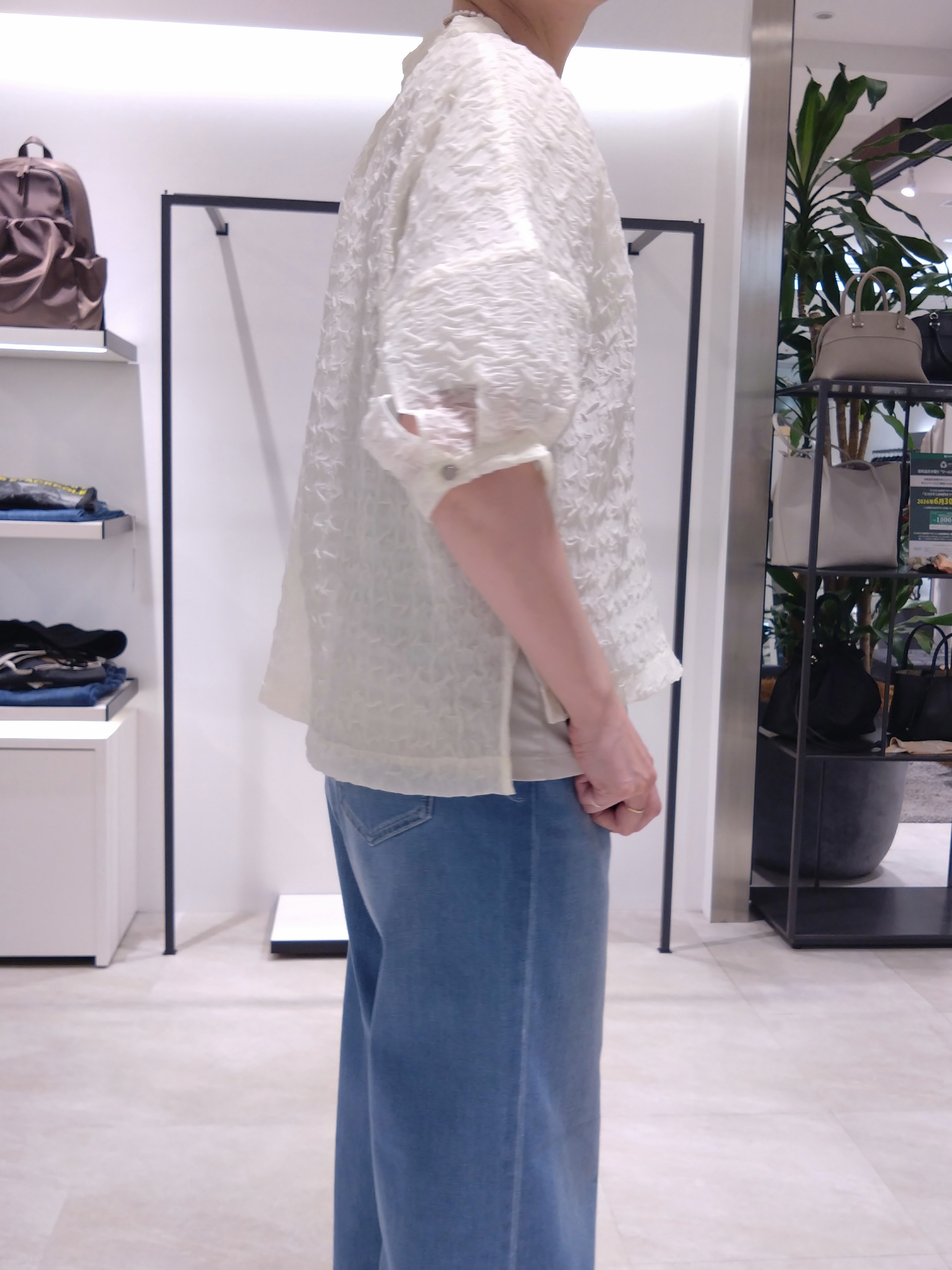まちこさんの「UNTITLED｜【洗える】シアーVネックブラウス」を使ったコーディネート