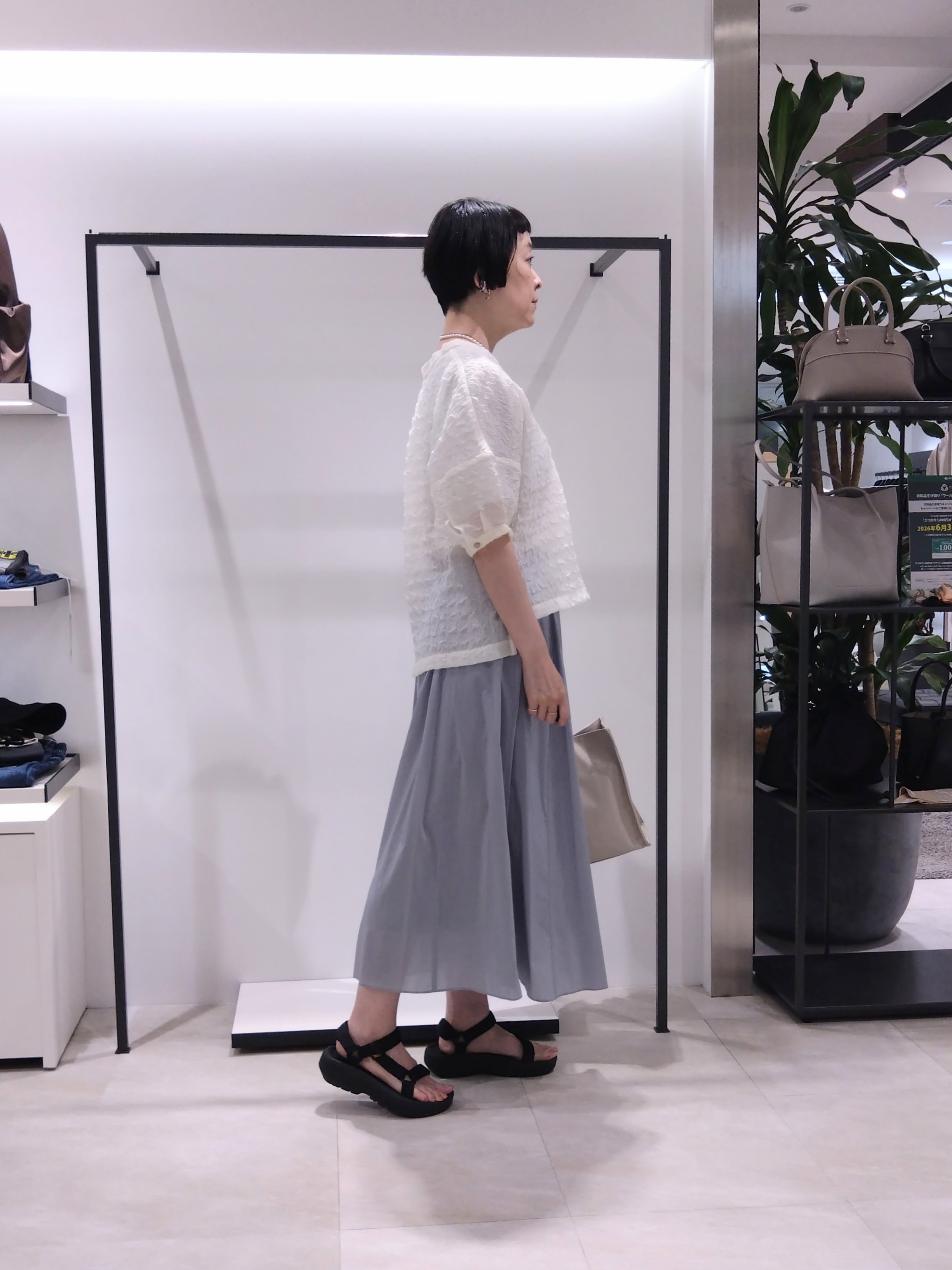 まちこさんの「UNTITLED｜【洗える】シアーVネックブラウス」を使ったコーディネート