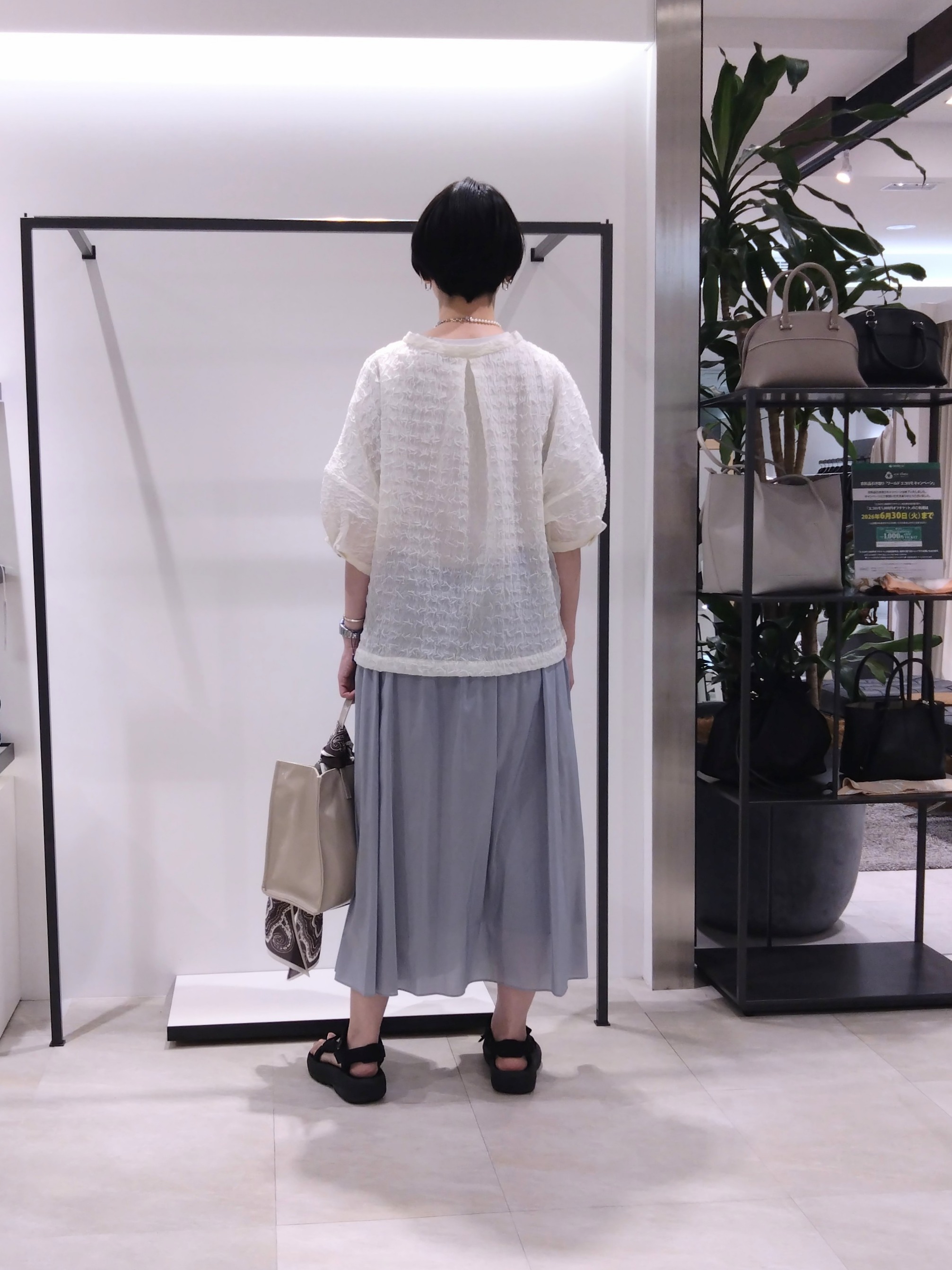 まちこさんの「UNTITLED｜【洗える】シアーVネックブラウス」を使ったコーディネート