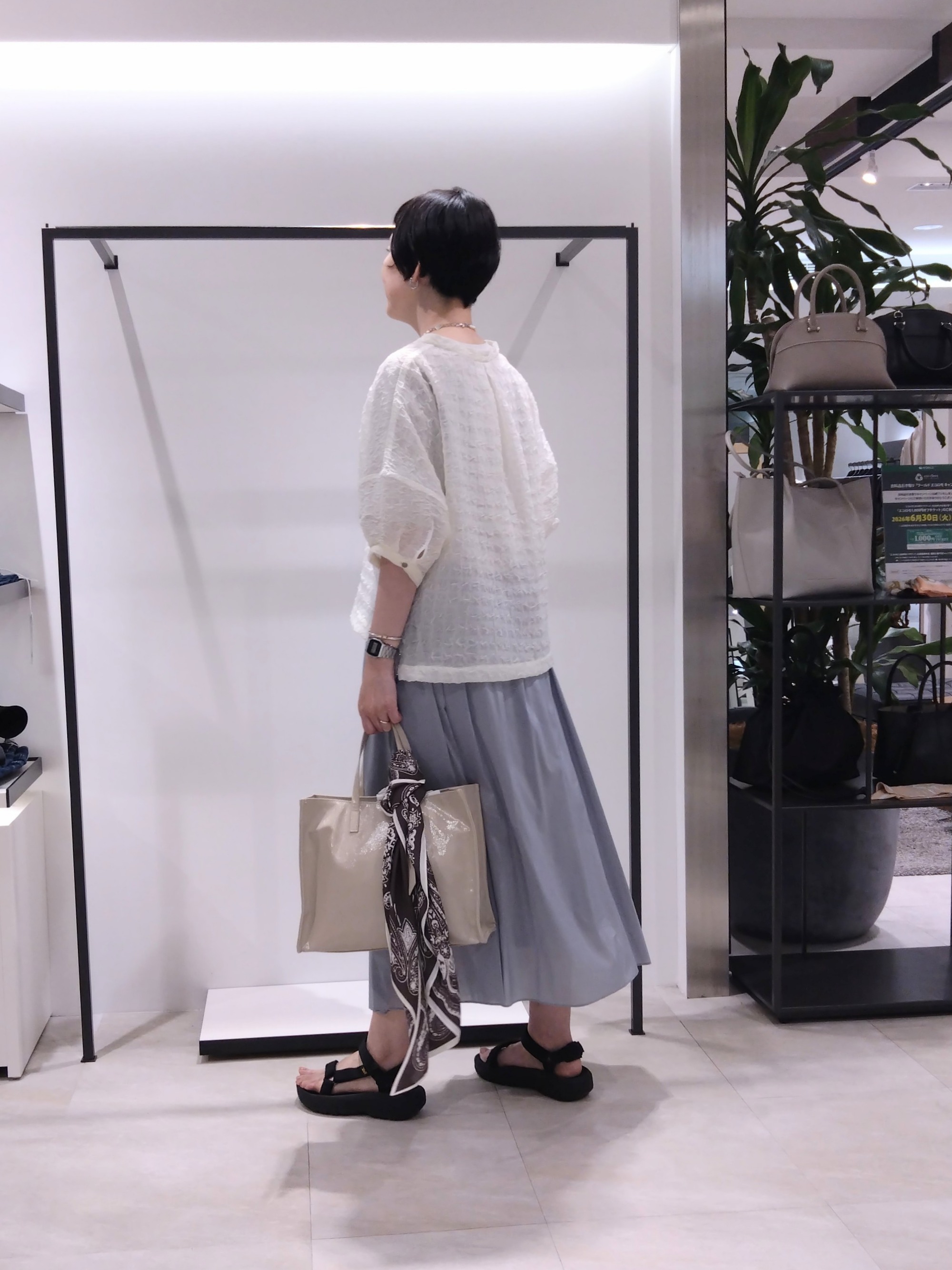 まちこさんの「UNTITLED｜【洗える】シアーVネックブラウス」を使ったコーディネート