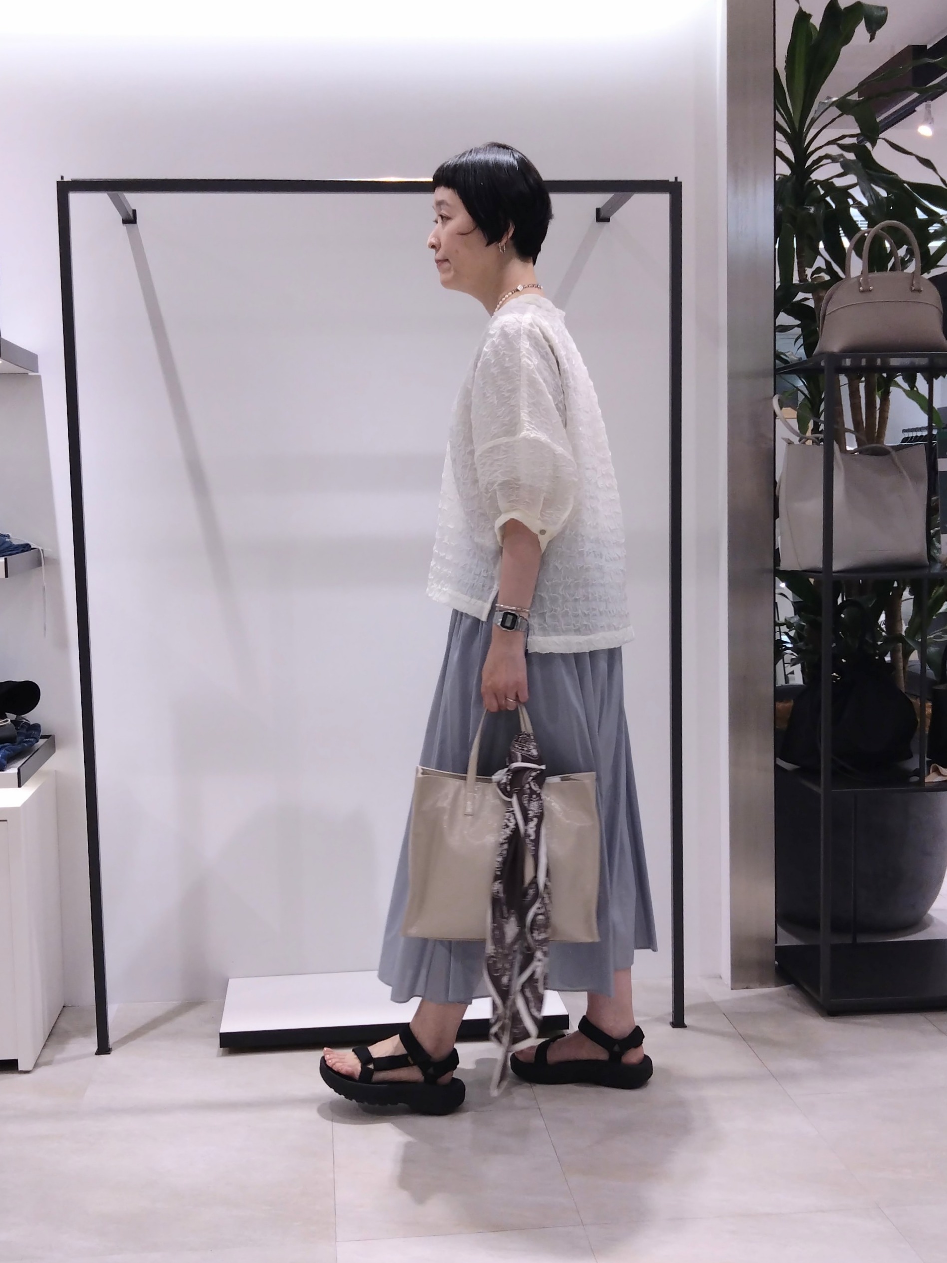まちこさんの「UNTITLED｜【洗える】シアーVネックブラウス」を使ったコーディネート