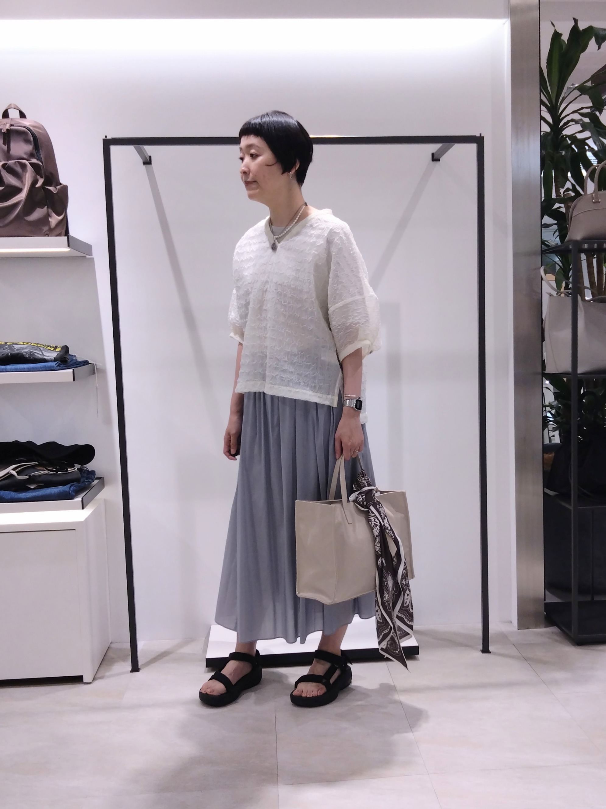 まちこさんの「UNTITLED｜【洗える】シアーVネックブラウス」を使ったコーディネート