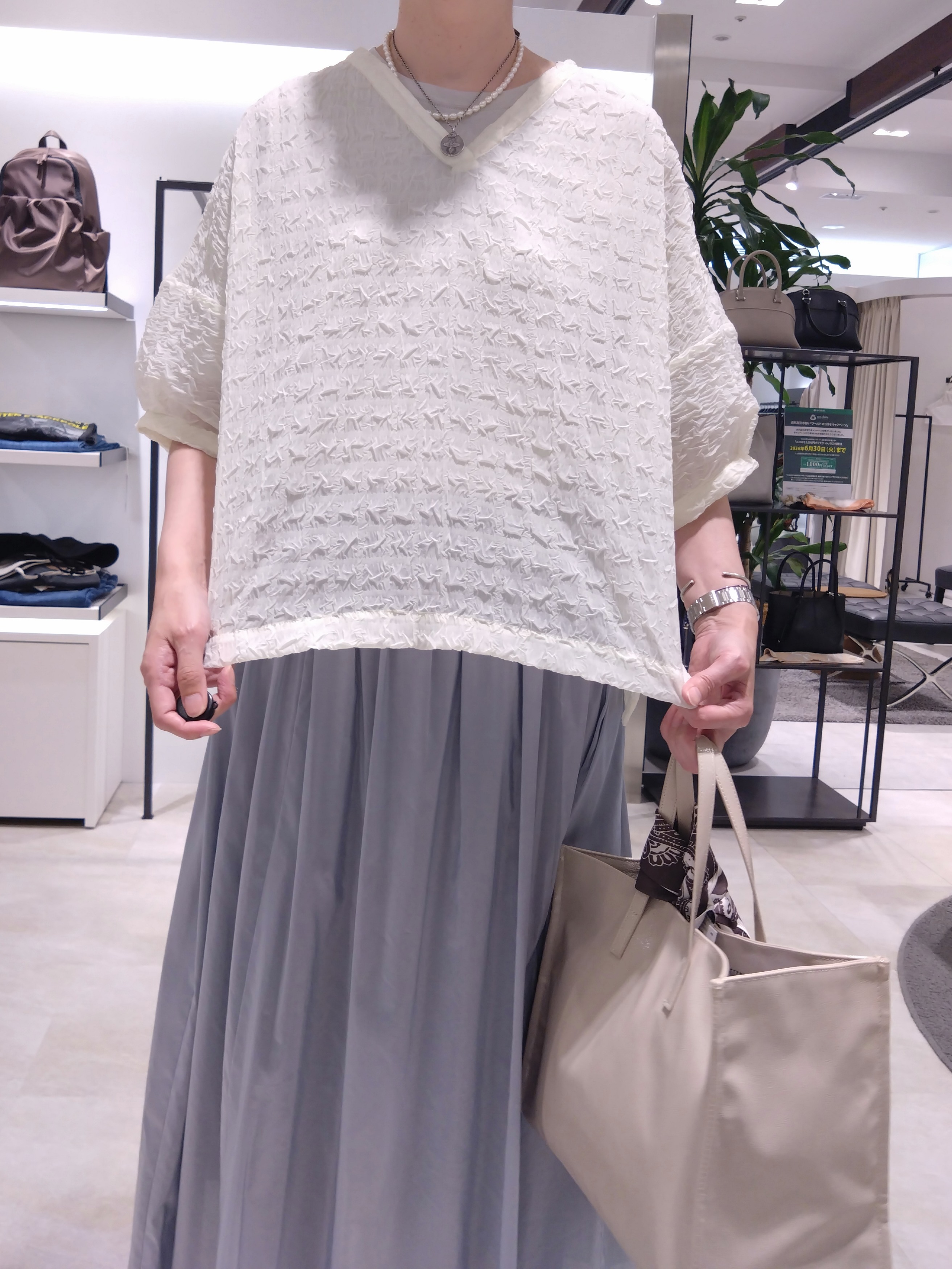 まちこさんの「UNTITLED｜【洗える】シアーVネックブラウス」を使ったコーディネート
