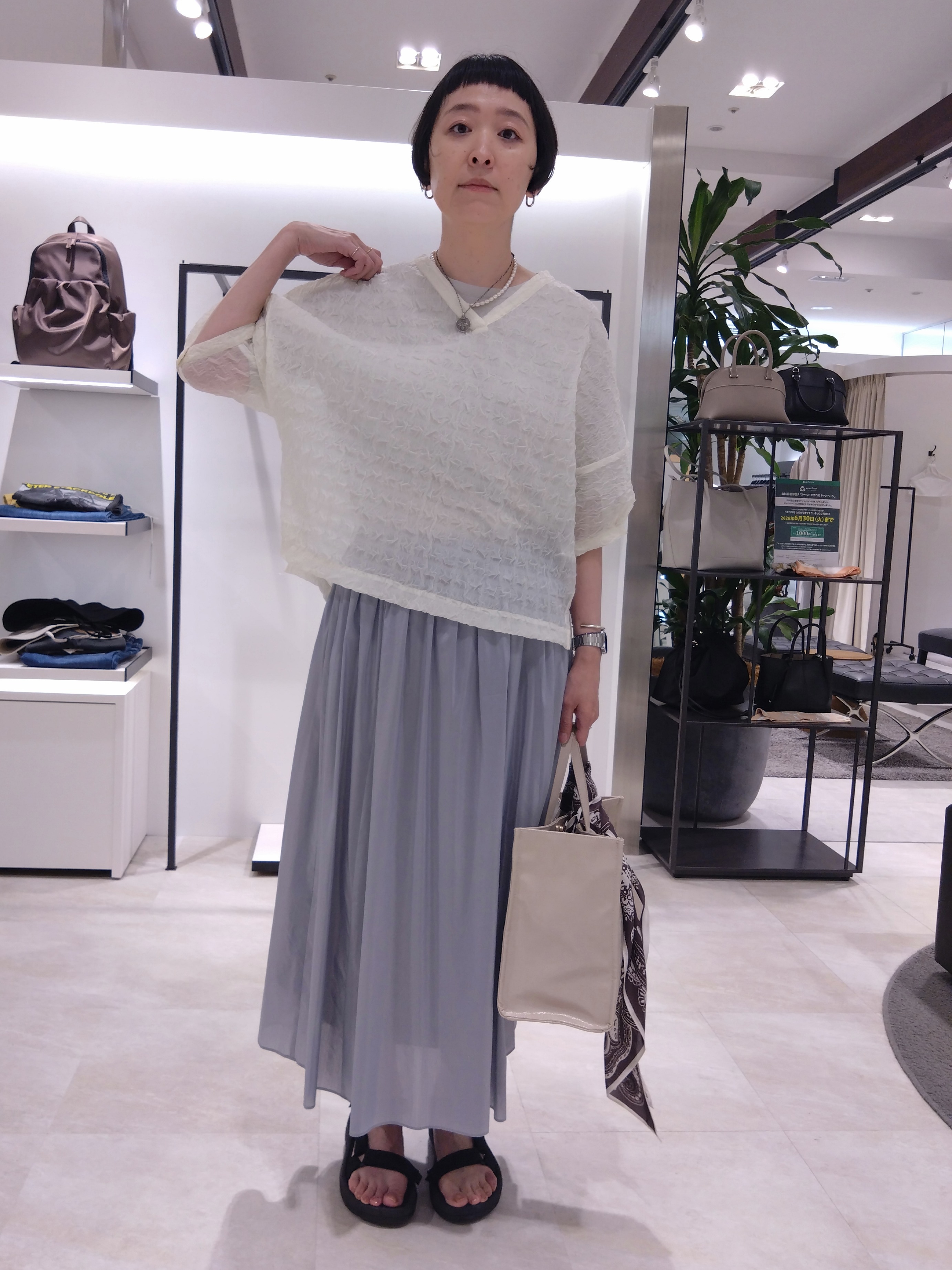 まちこさんの「UNTITLED｜【洗える】シアーVネックブラウス」を使ったコーディネート