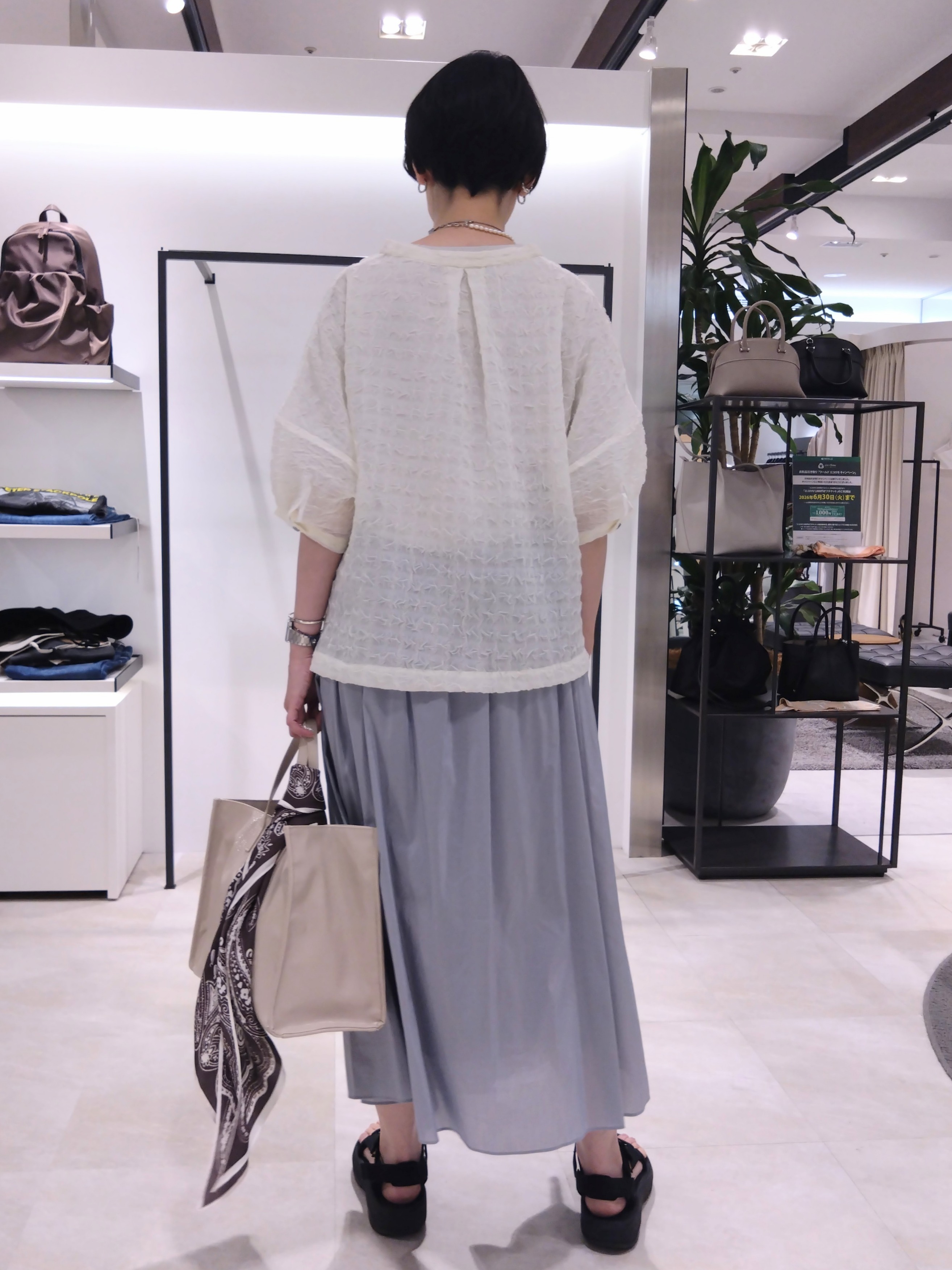 まちこさんの「UNTITLED｜【洗える】シアーVネックブラウス」を使ったコーディネート
