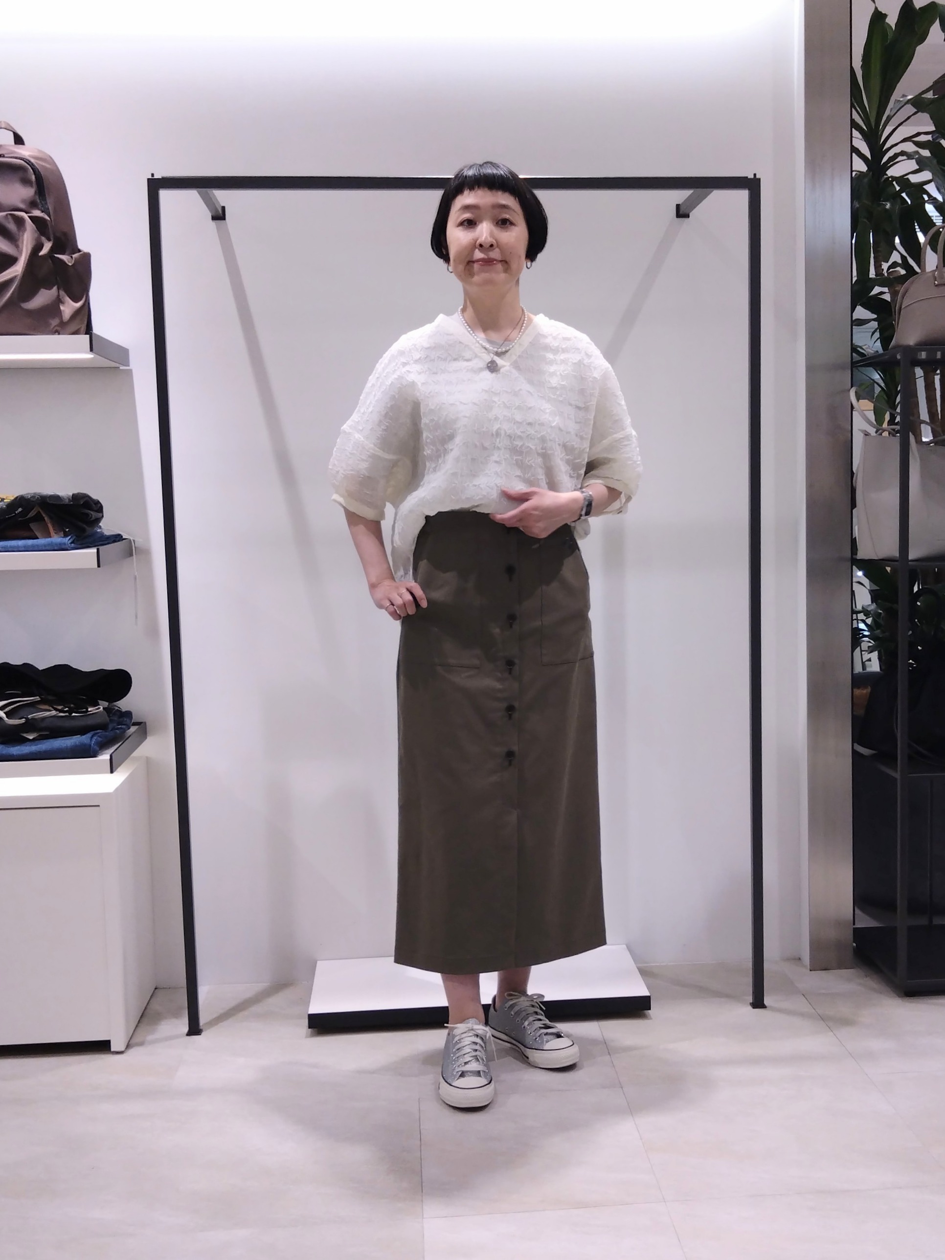 まちこさんの「UNTITLED｜【洗える】シアーVネックブラウス」を使ったコーディネート