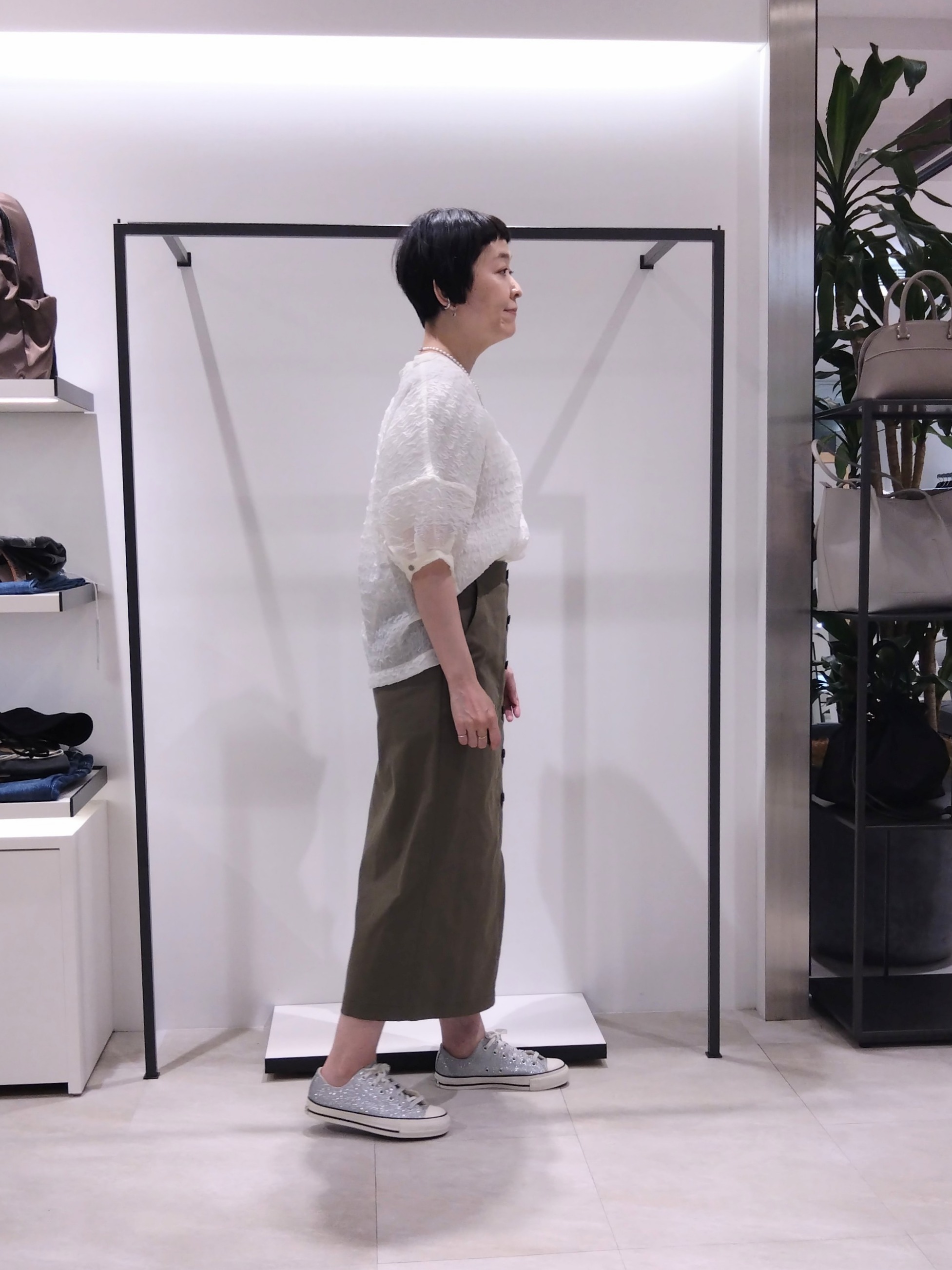 まちこさんの「UNTITLED｜【洗える】シアーVネックブラウス」を使ったコーディネート