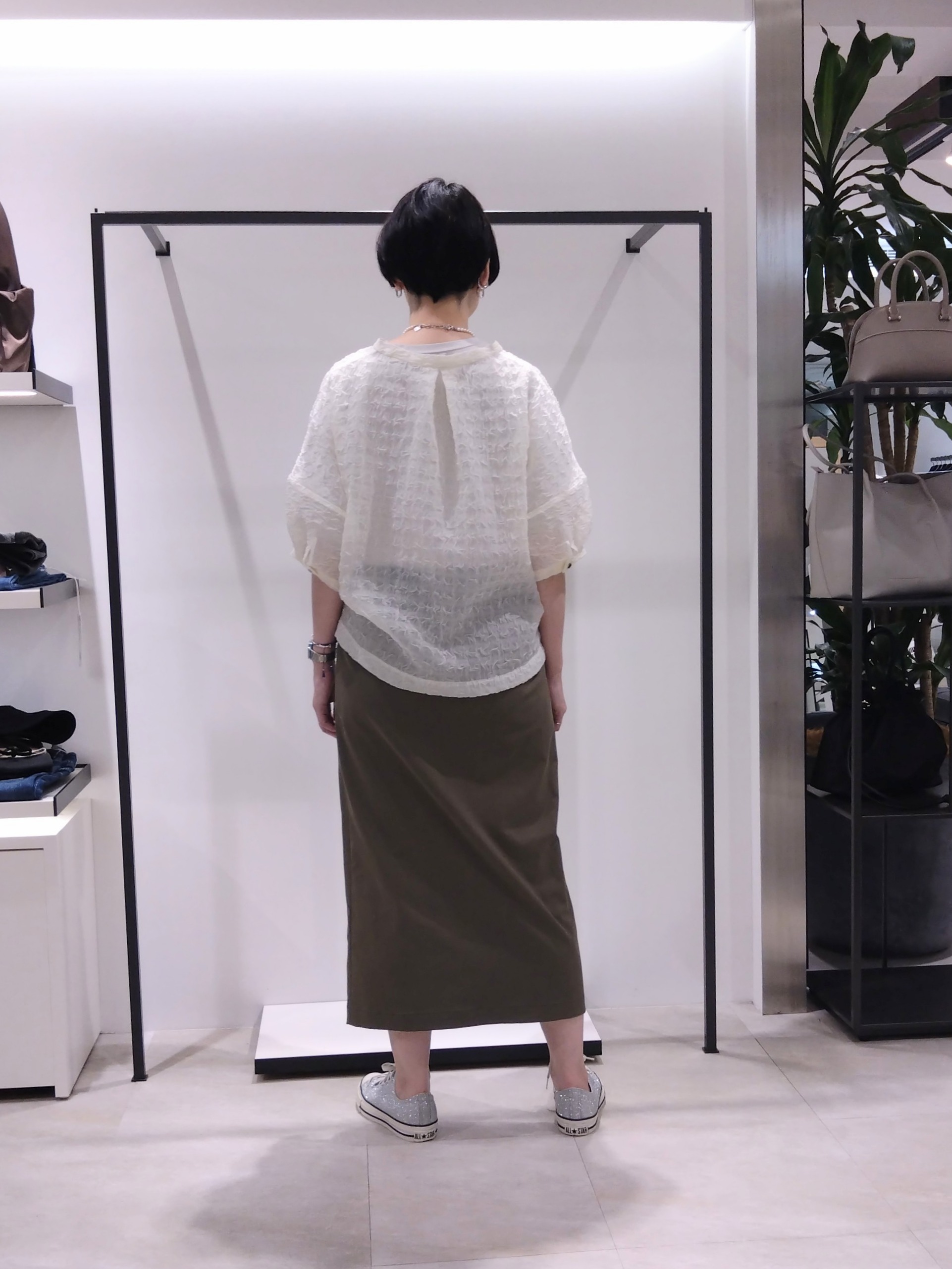 まちこさんの「UNTITLED｜【洗える】シアーVネックブラウス」を使ったコーディネート