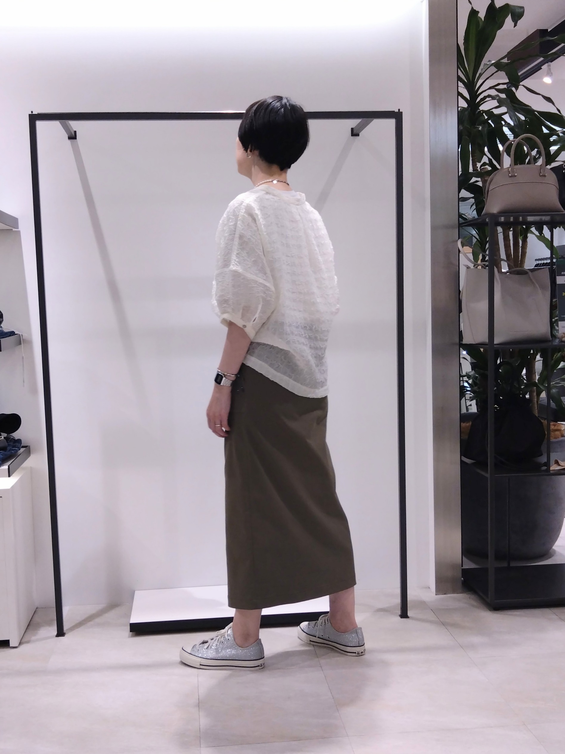 まちこさんの「UNTITLED｜【洗える】シアーVネックブラウス」を使ったコーディネート