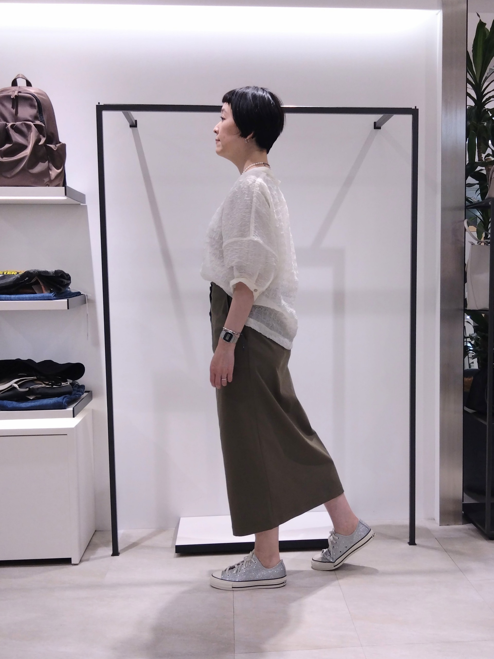 まちこさんの「UNTITLED｜【洗える】シアーVネックブラウス」を使ったコーディネート