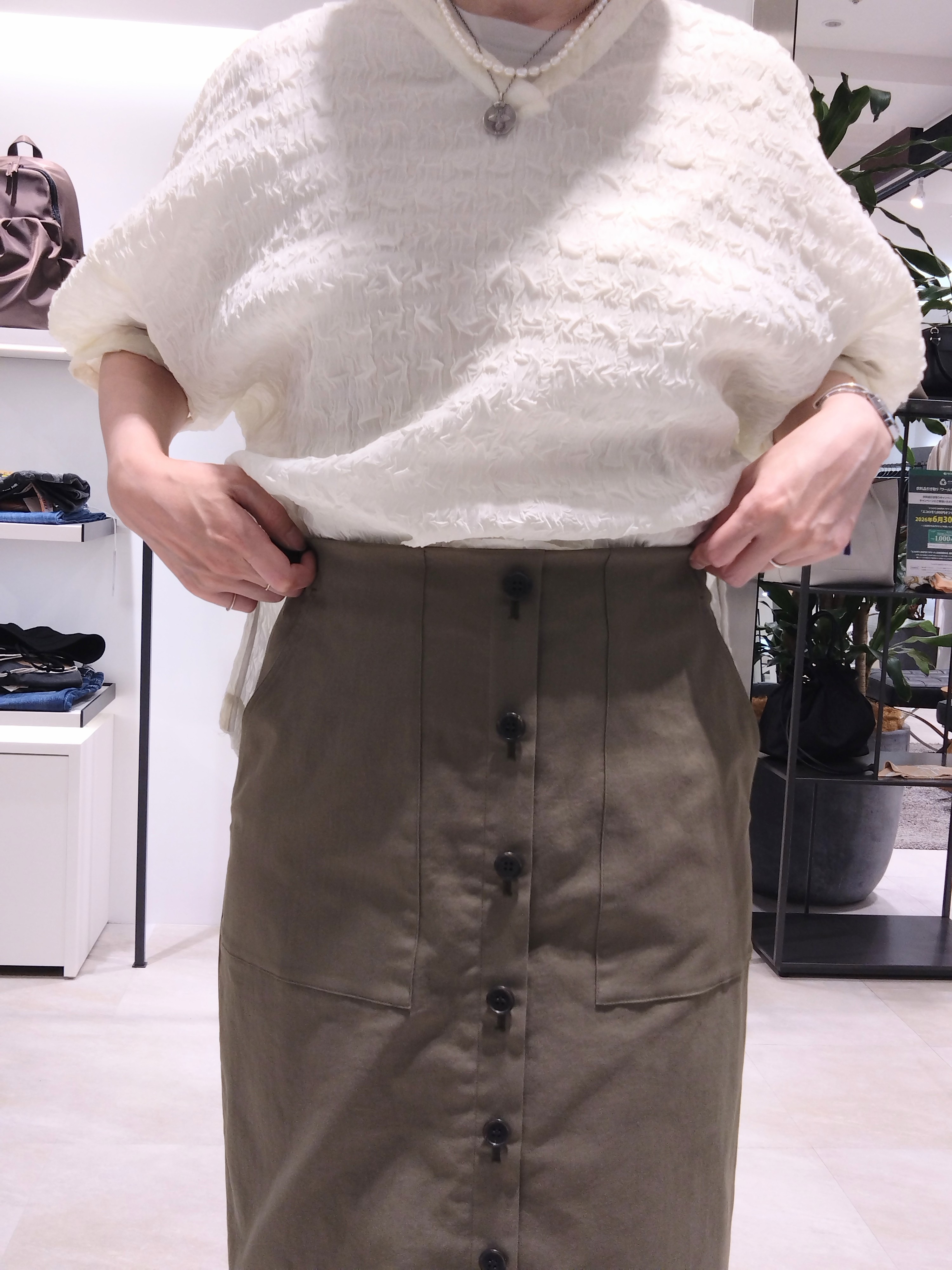 まちこさんの「UNTITLED｜【洗える】シアーVネックブラウス」を使ったコーディネート