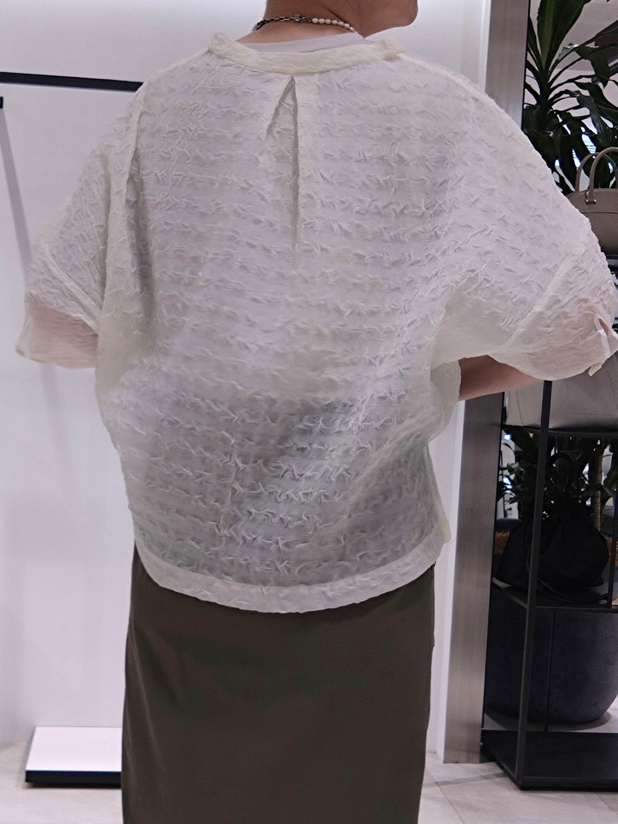 まちこさんの「UNTITLED｜【洗える】シアーVネックブラウス」を使ったコーディネート