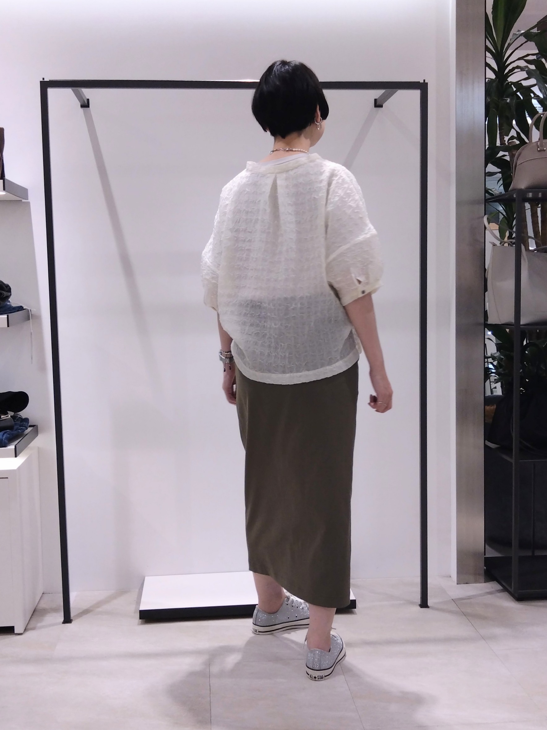 まちこさんの「UNTITLED｜【洗える】シアーVネックブラウス」を使ったコーディネート