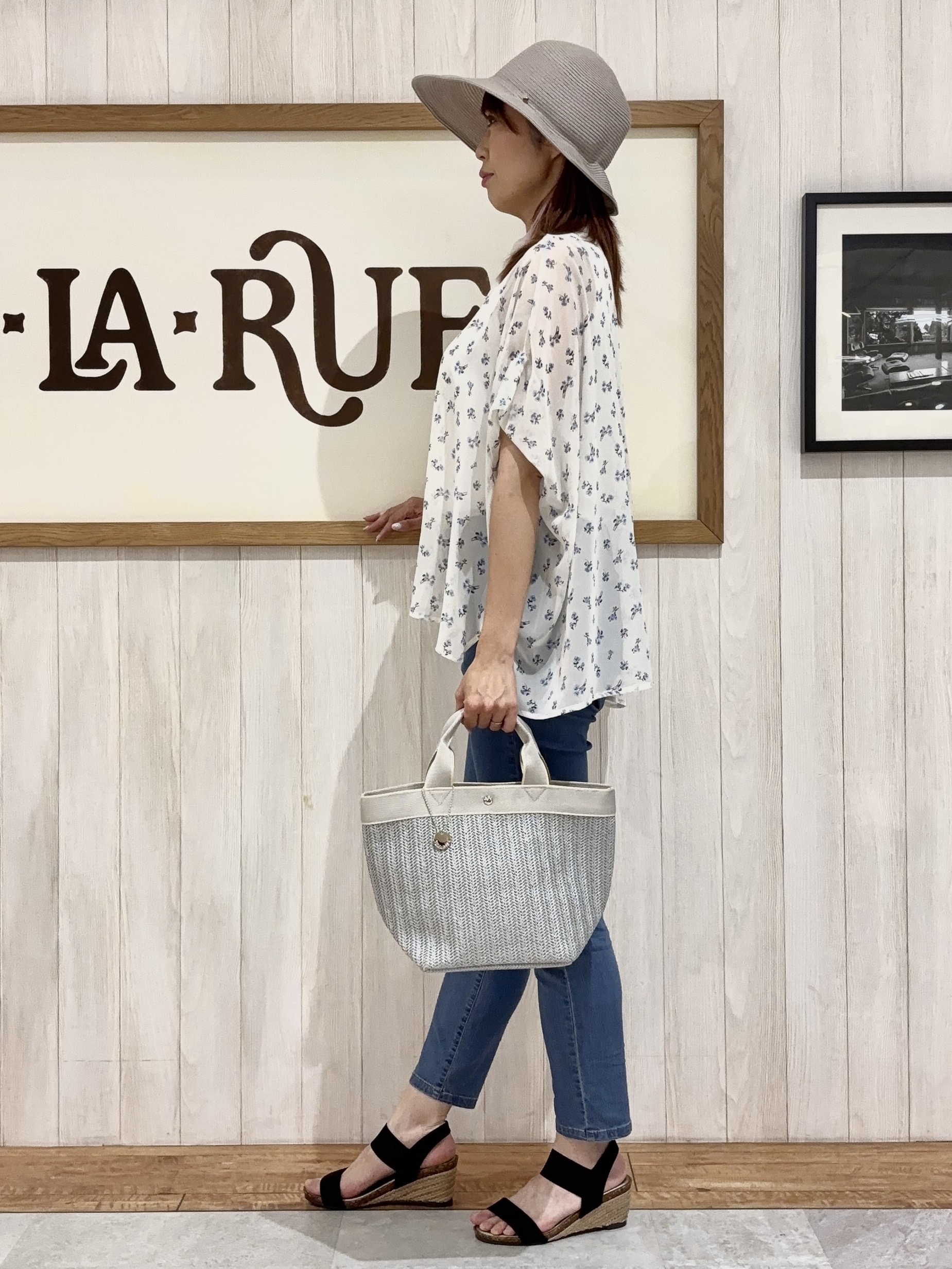 みきぽんさんの「SHOO･LA･RUE｜【洗濯機可/体型カバー】羽織るだけで雰囲気変わる 柄アソート ポンチョ風シアーシャツ」を使ったコーディネート