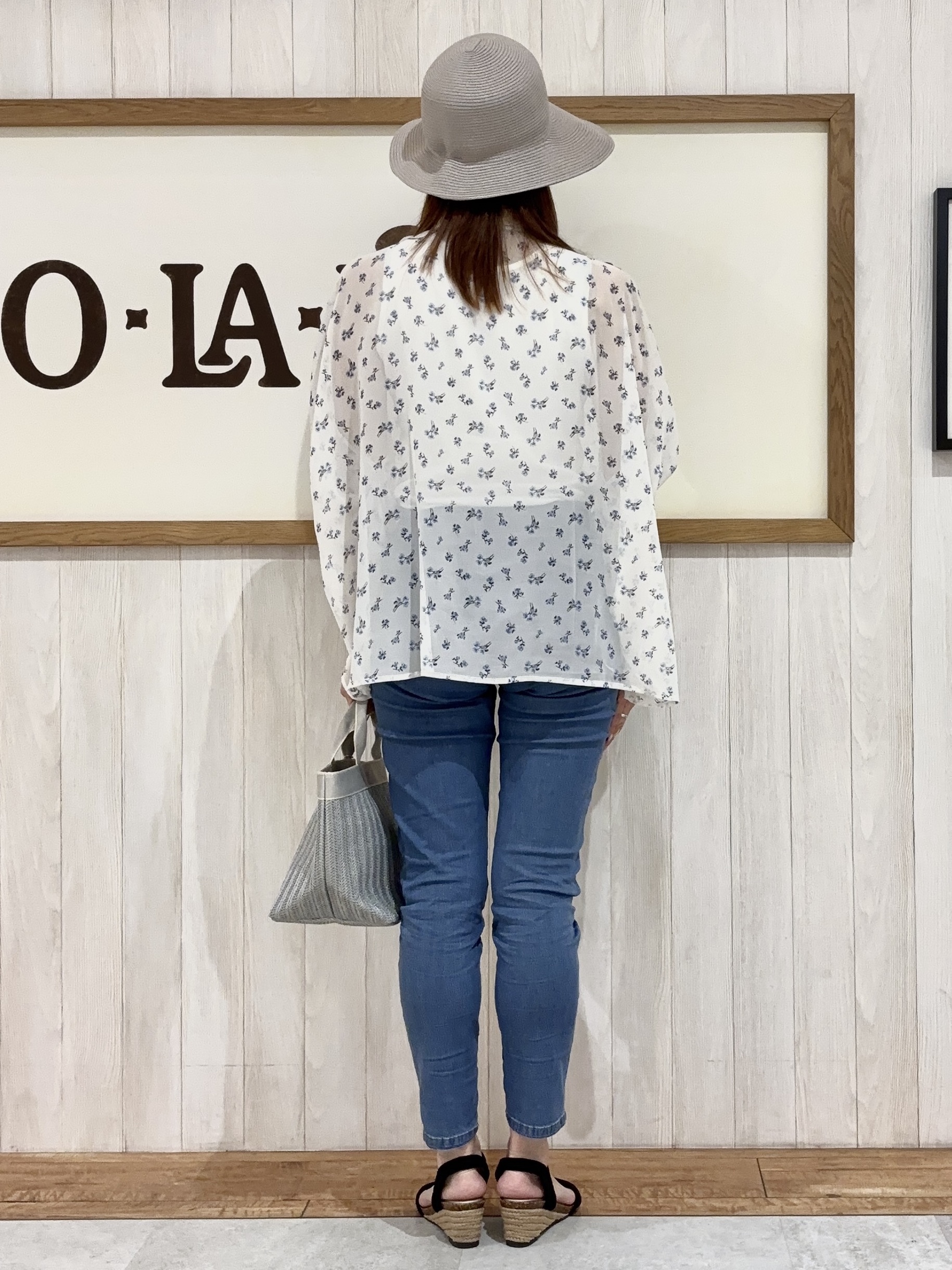 みきぽんさんの「SHOO･LA･RUE｜【洗濯機可/体型カバー】羽織るだけで雰囲気変わる 柄アソート ポンチョ風シアーシャツ」を使ったコーディネート