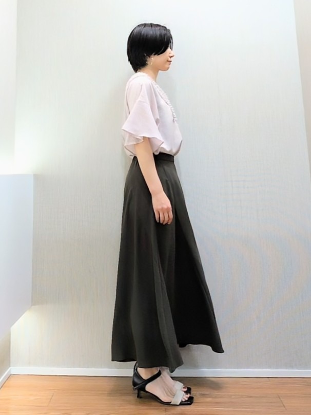 ミズタさんの「UNTITLED｜【接触冷感/通気性/洗える】Vネックフリルブラウス」を使ったコーディネート