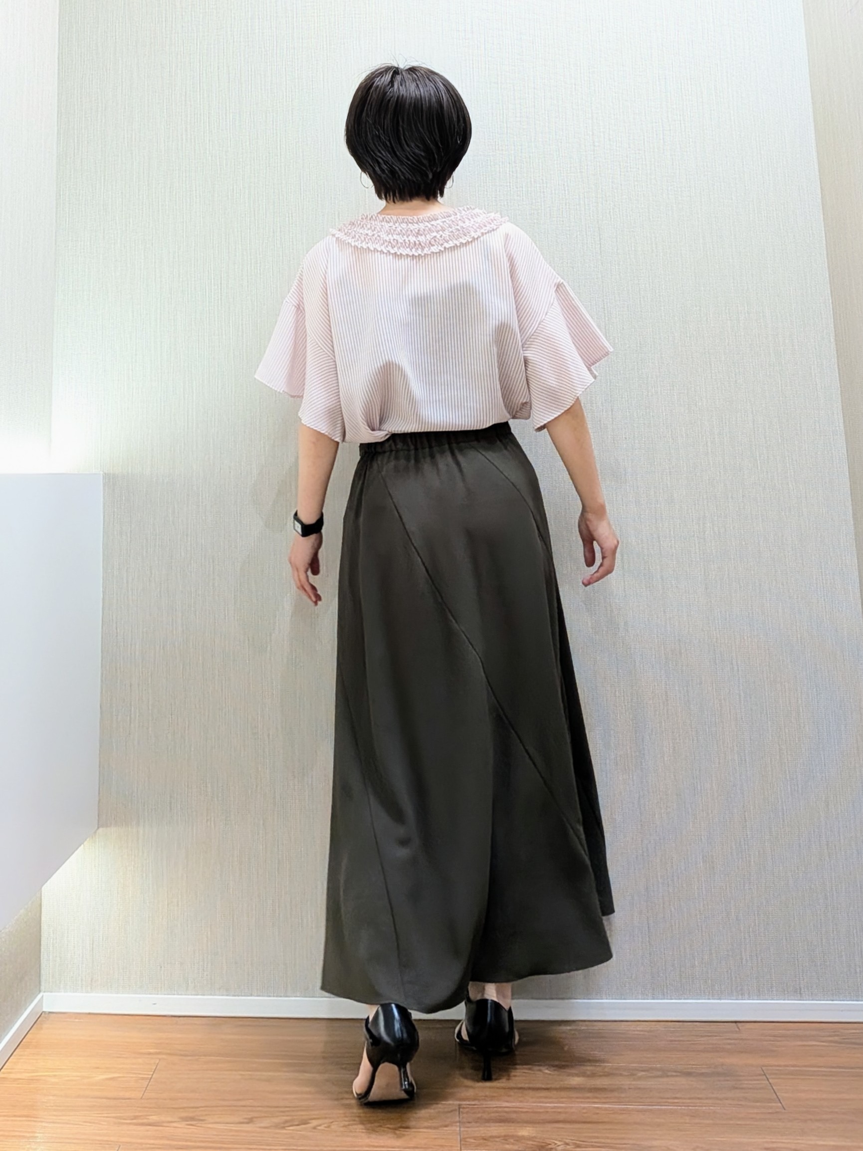 ミズタさんの「UNTITLED｜【接触冷感/通気性/洗える】Vネックフリルブラウス」を使ったコーディネート
