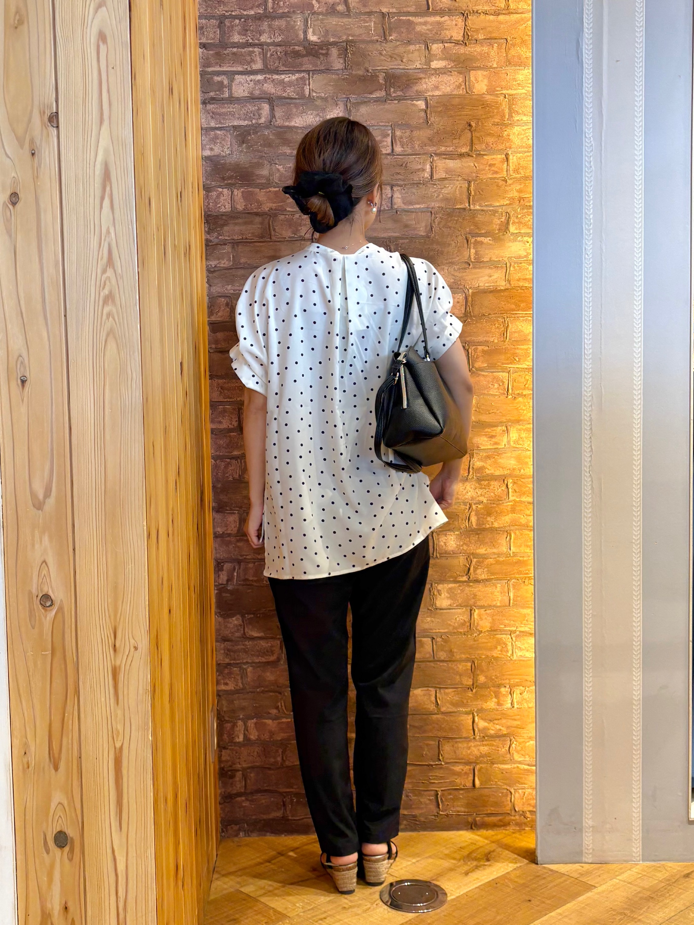 mieさんの「SHOO･LA･RUE｜【洗濯機可／洗濯後しわになりにくい】大人の甘さをプラスする ドット柄袖タックブラウス」を使ったコーディネート
