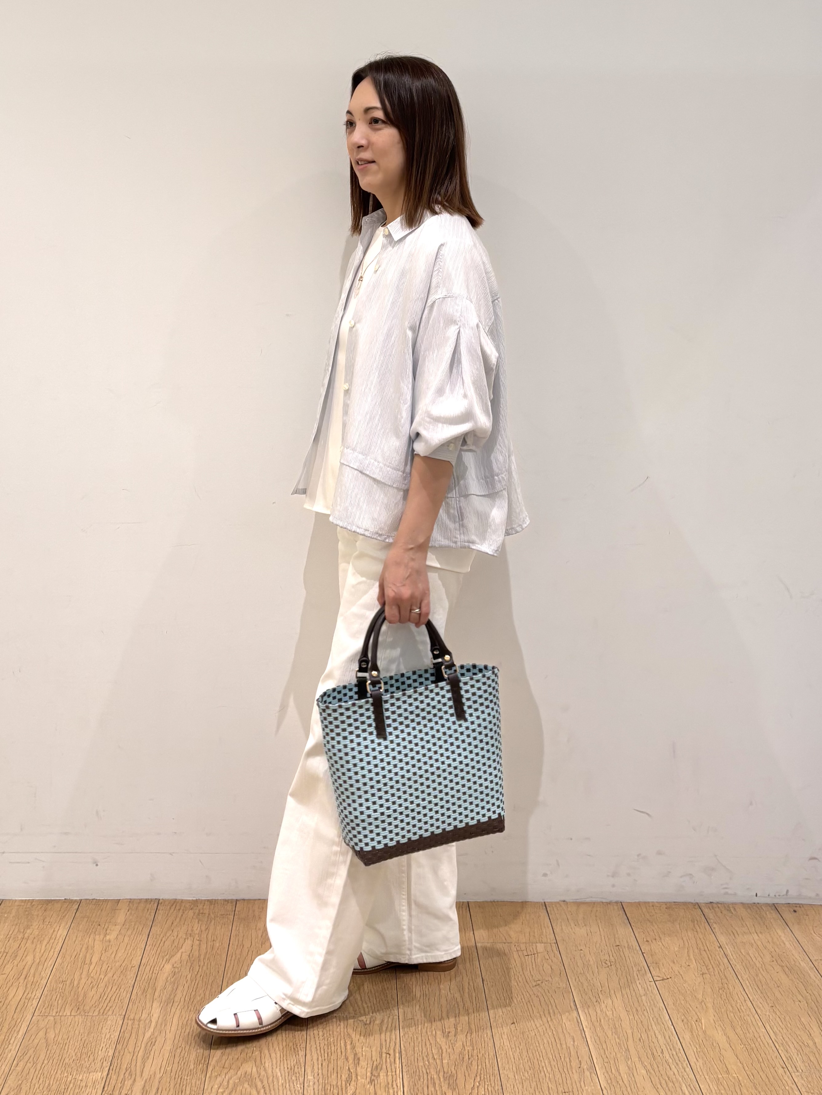 mikkoさんの「INDIVI｜【接触冷感／洗える／2WAY】ドロスト付 シアーシャンブレーシャツ」を使ったコーディネート