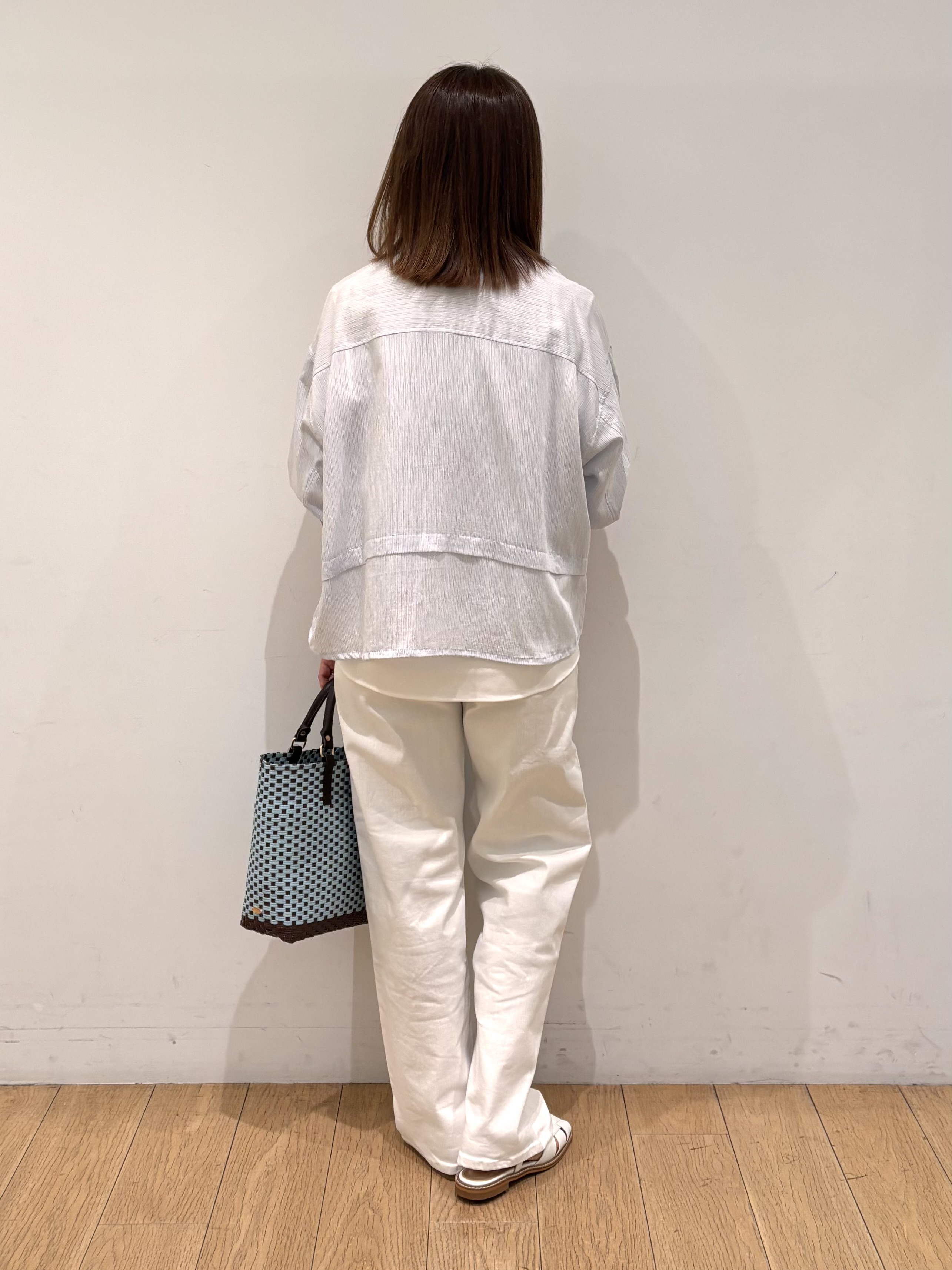 mikkoさんの「INDIVI｜【接触冷感／洗える／2WAY】ドロスト付 シアーシャンブレーシャツ」を使ったコーディネート