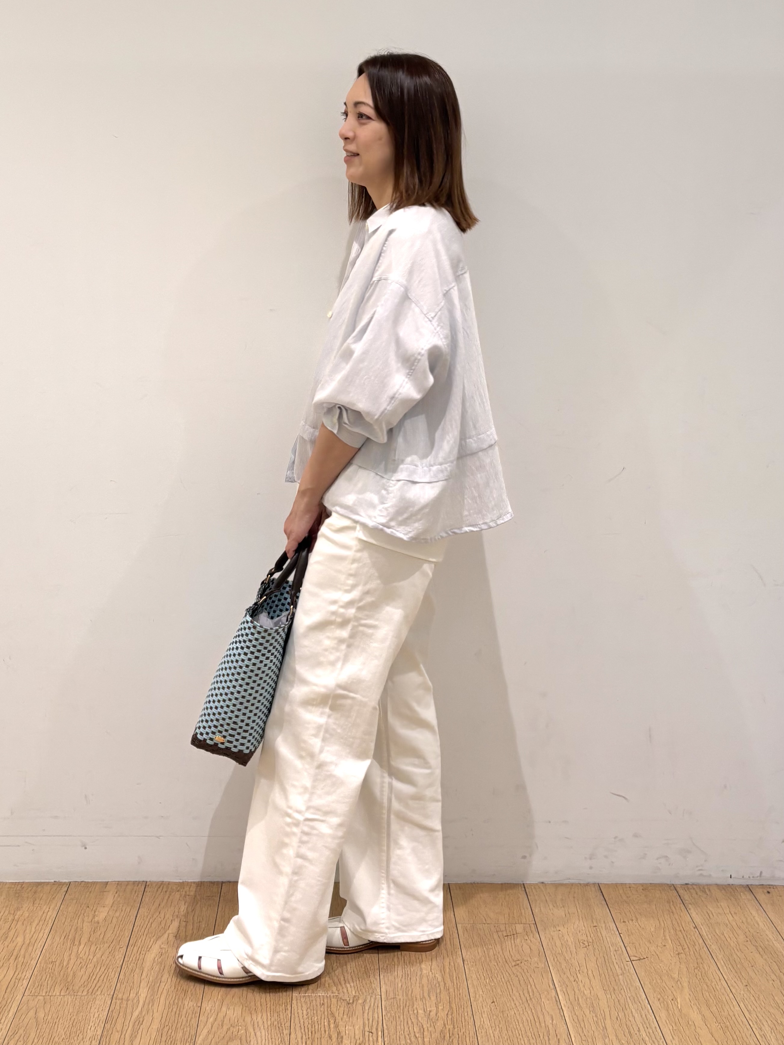 mikkoさんの「INDIVI｜【接触冷感／洗える／2WAY】ドロスト付 シアーシャンブレーシャツ」を使ったコーディネート
