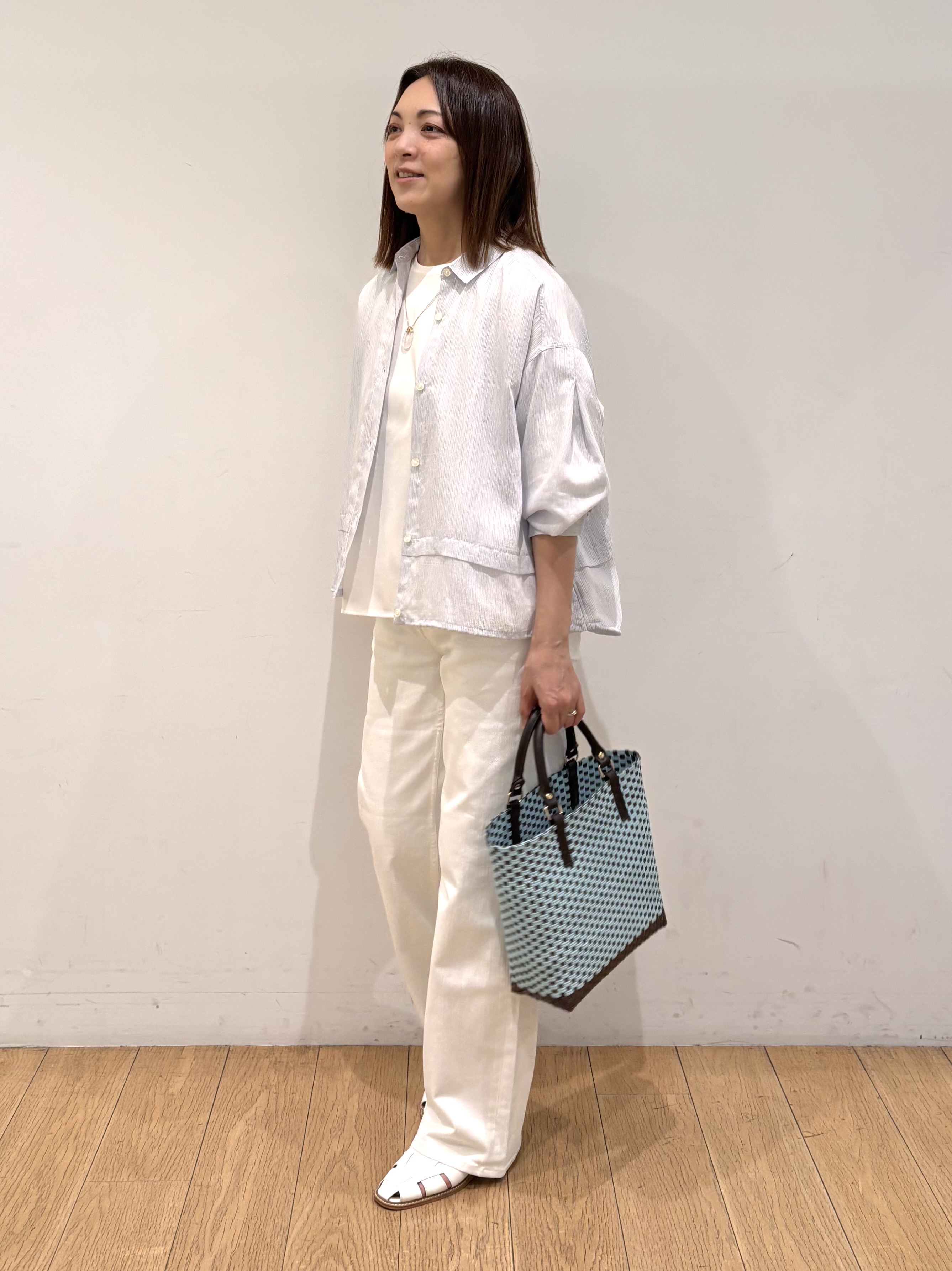 mikkoさんの「INDIVI｜【接触冷感／洗える／2WAY】ドロスト付 シアーシャンブレーシャツ」を使ったコーディネート