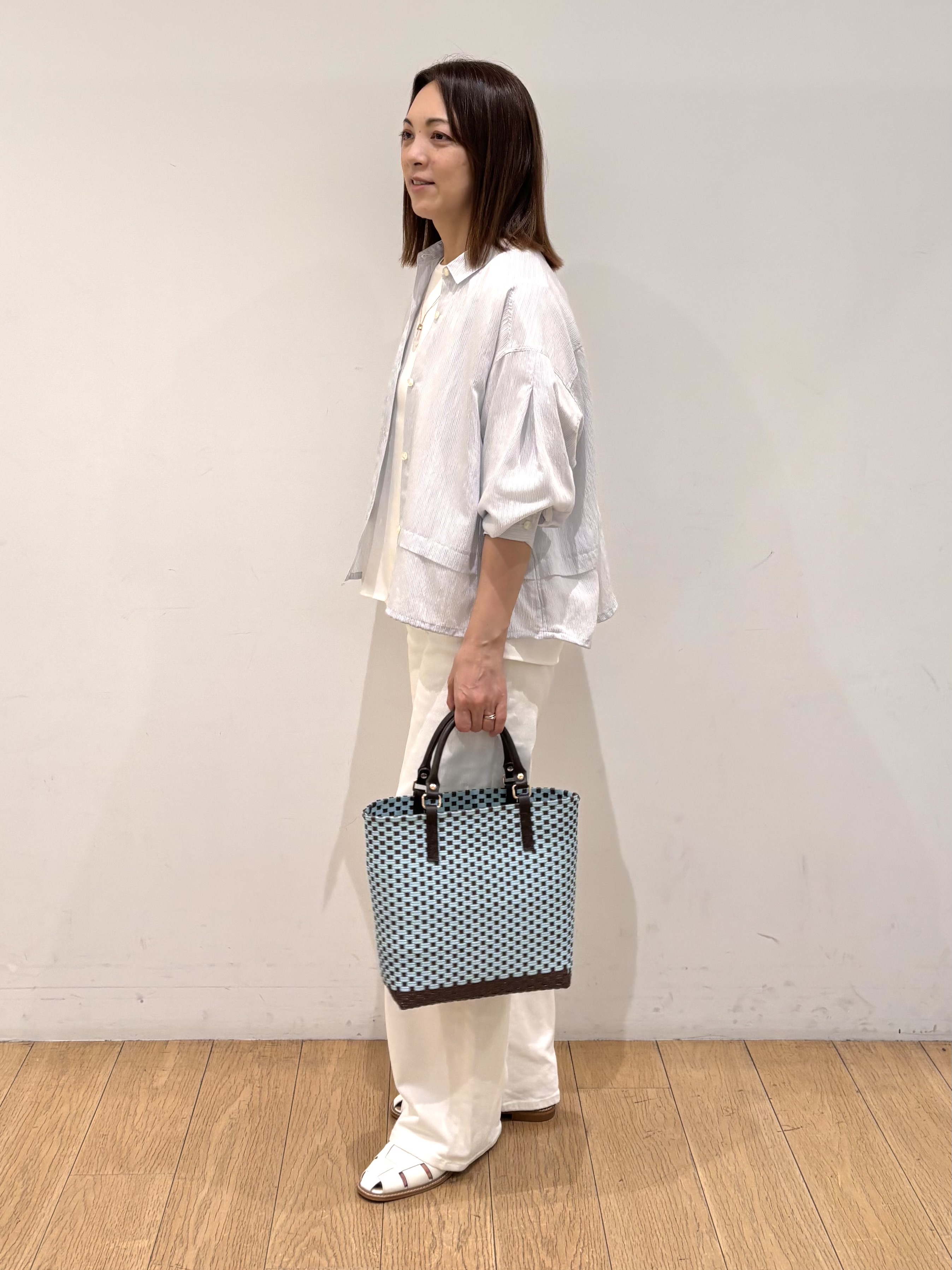 mikkoさんの「INDIVI｜【接触冷感／洗える／2WAY】ドロスト付 シアーシャンブレーシャツ」を使ったコーディネート